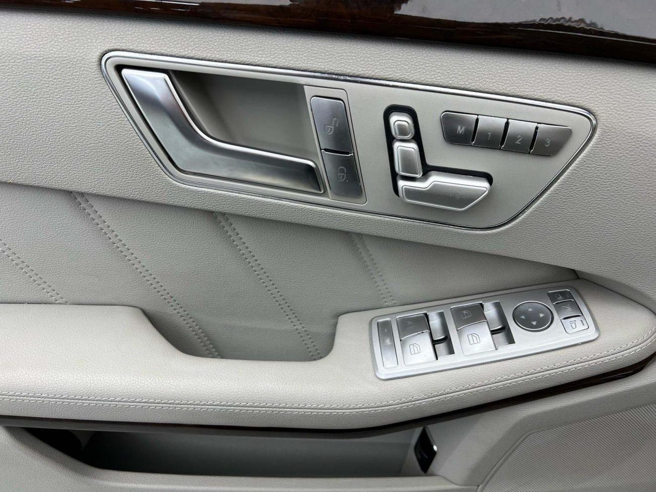 Mercedes-Benz E200L 2012