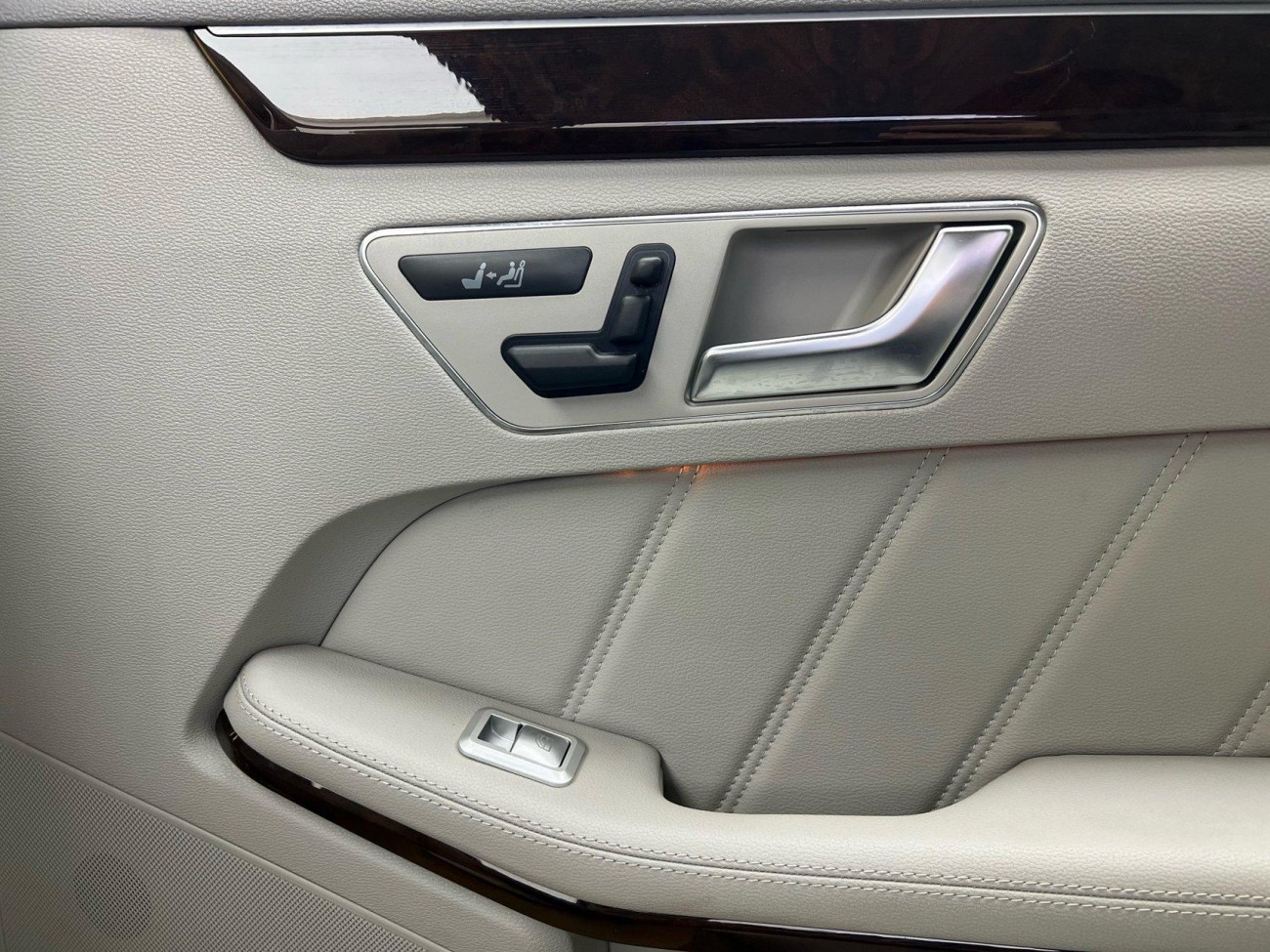 Mercedes-Benz E200L 2012