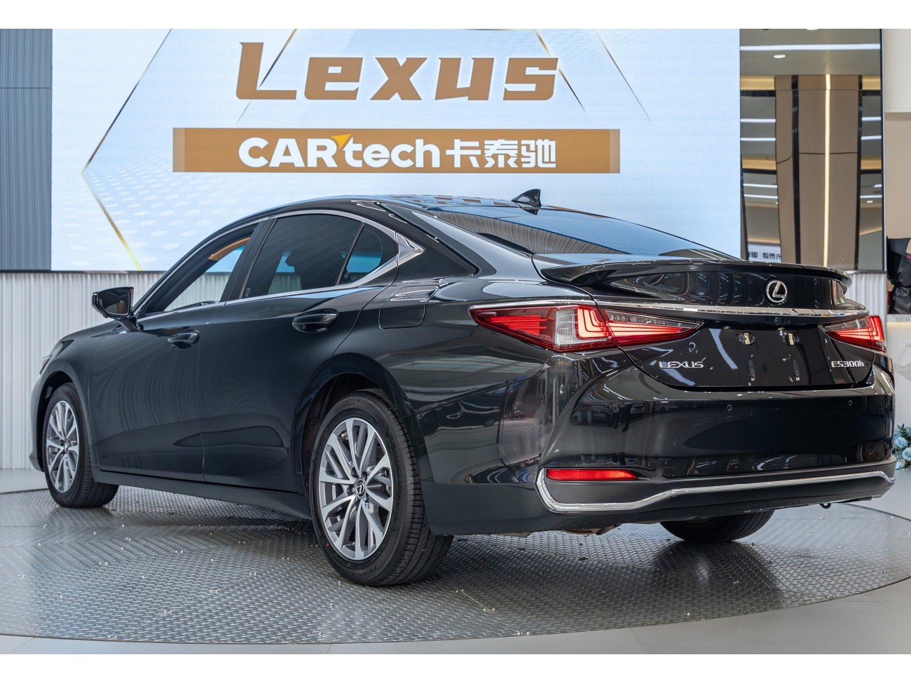 Lexus ES 300h 2024