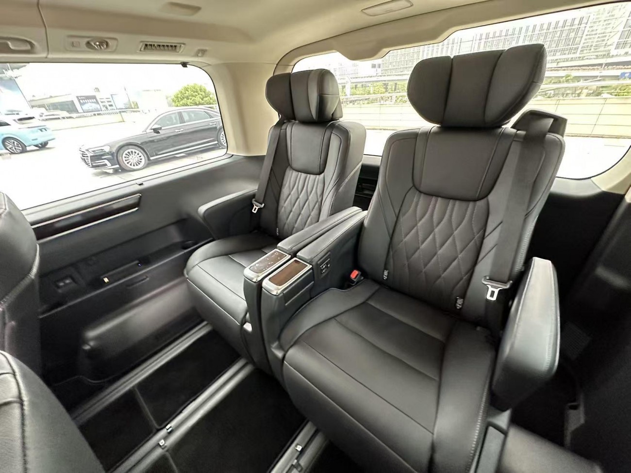 Toyota Granvia 2024