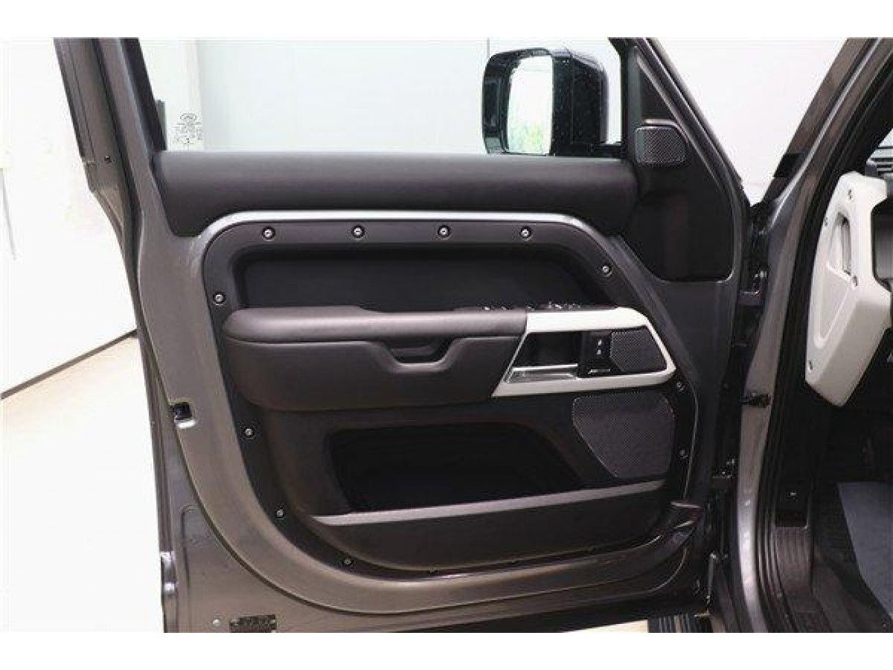 Land Rover Defender 2023