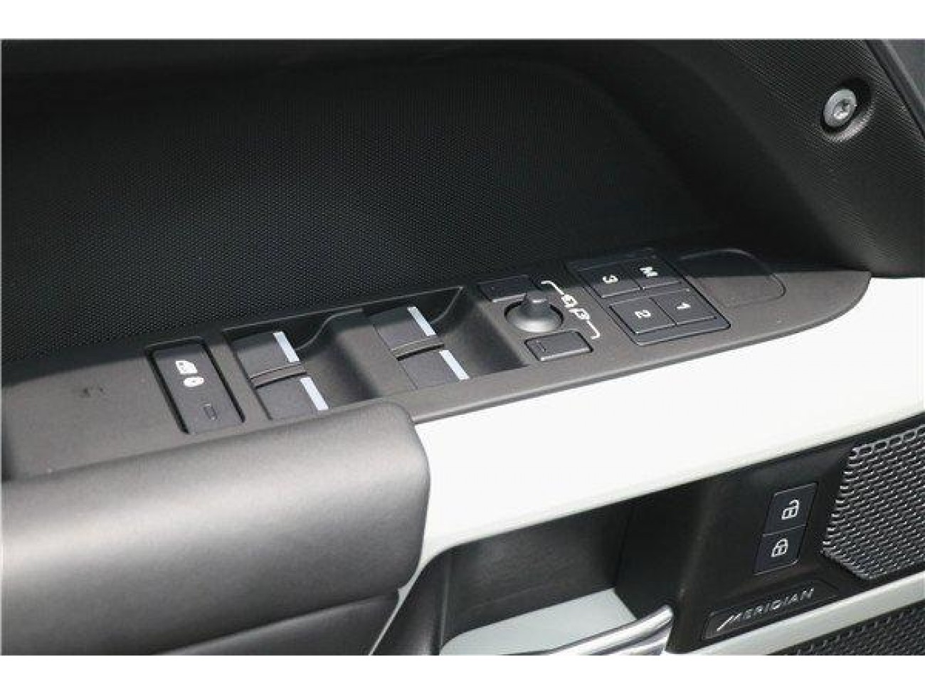 Land Rover Defender 2023