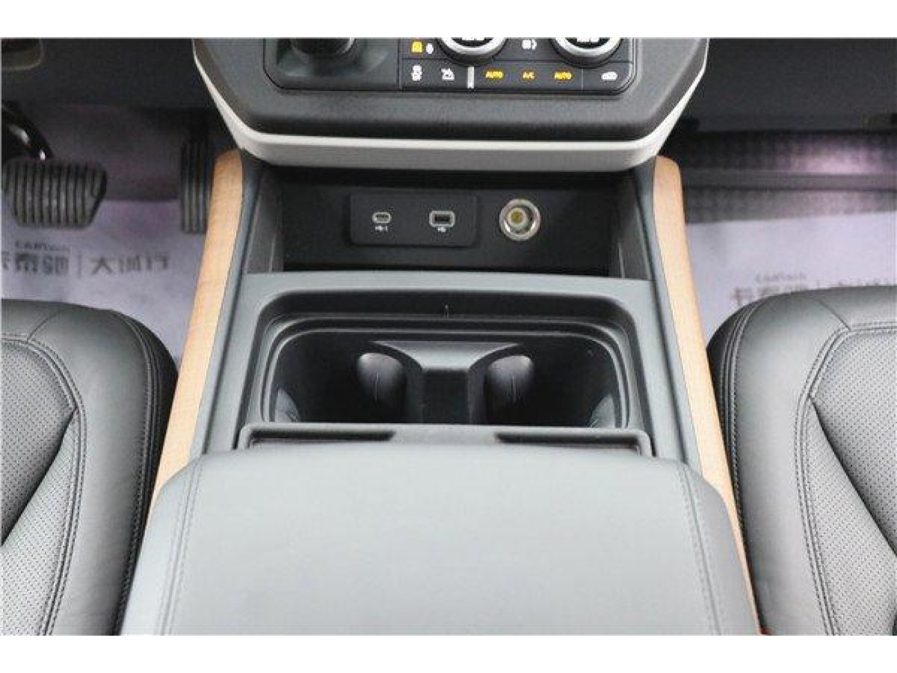 Land Rover Defender 2023