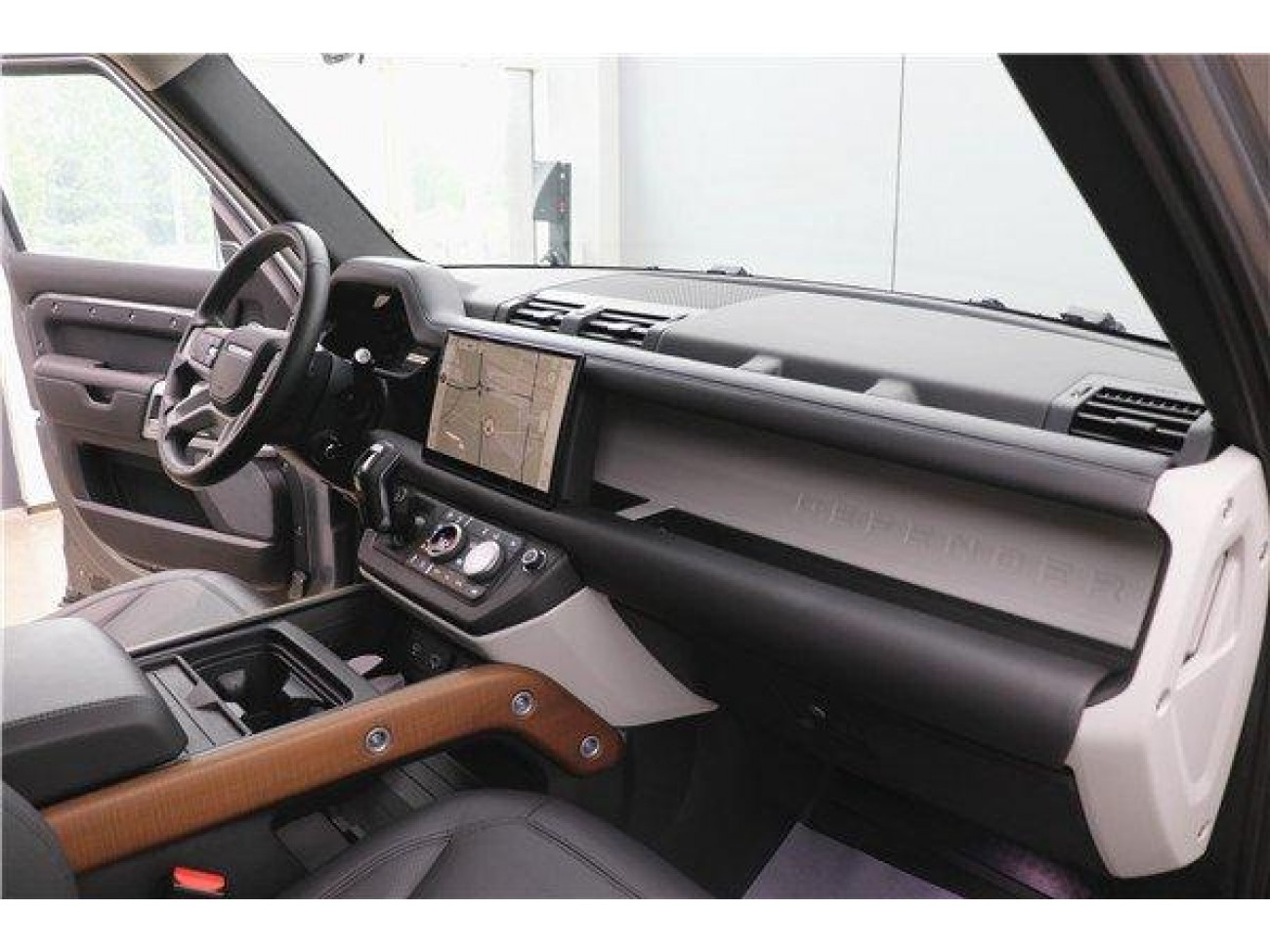 Land Rover Defender 2023