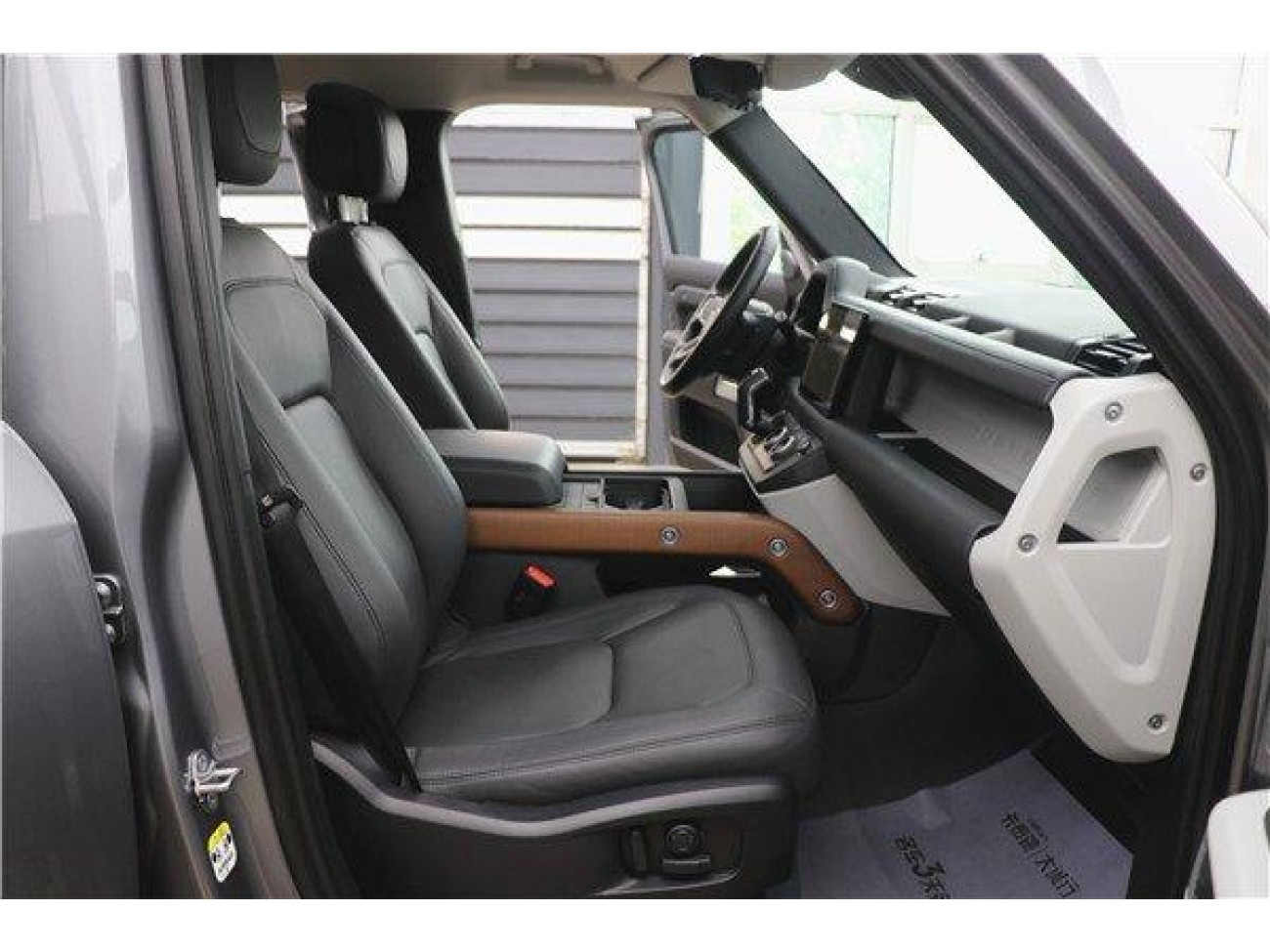 Land Rover Defender 2023