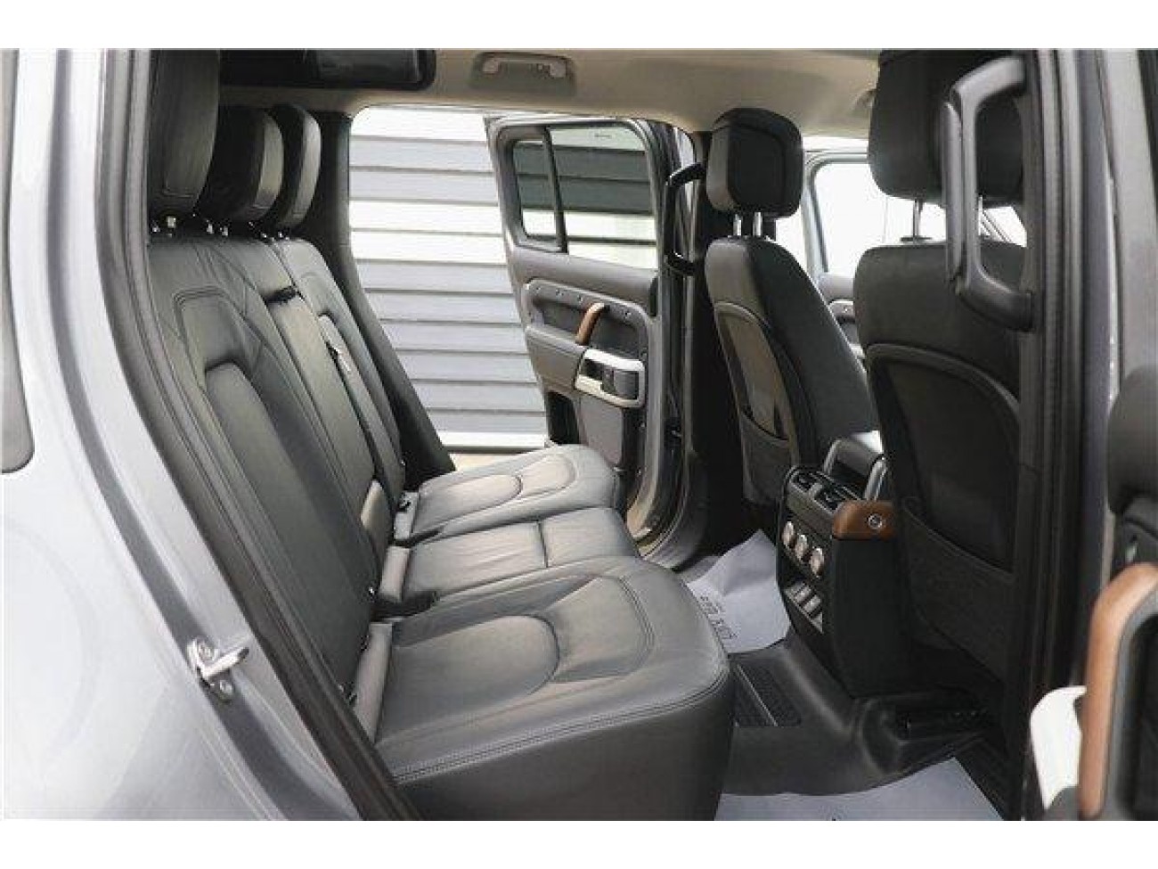 Land Rover Defender 2023