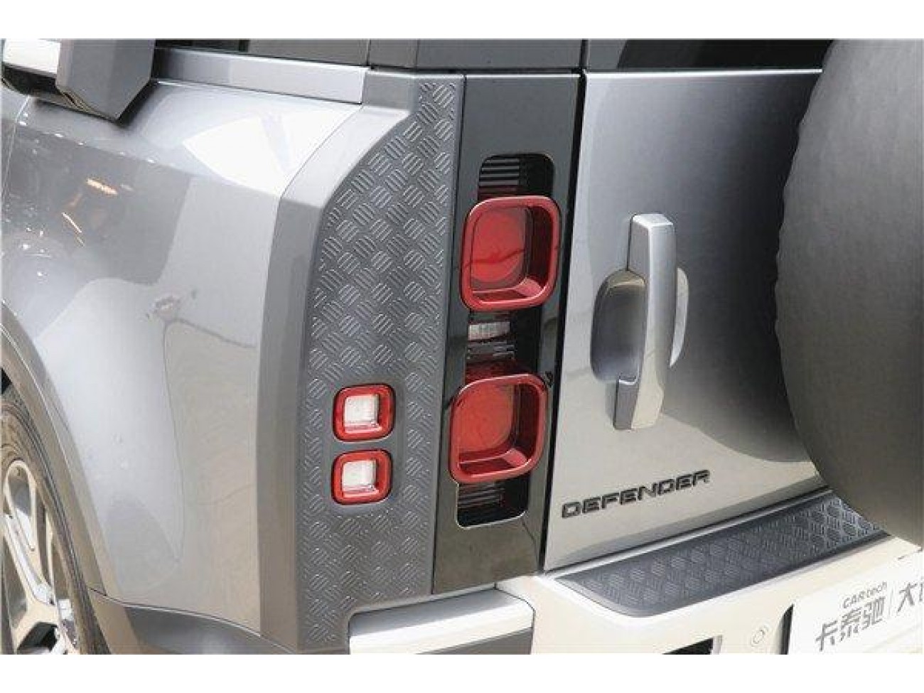 Land Rover Defender 2023