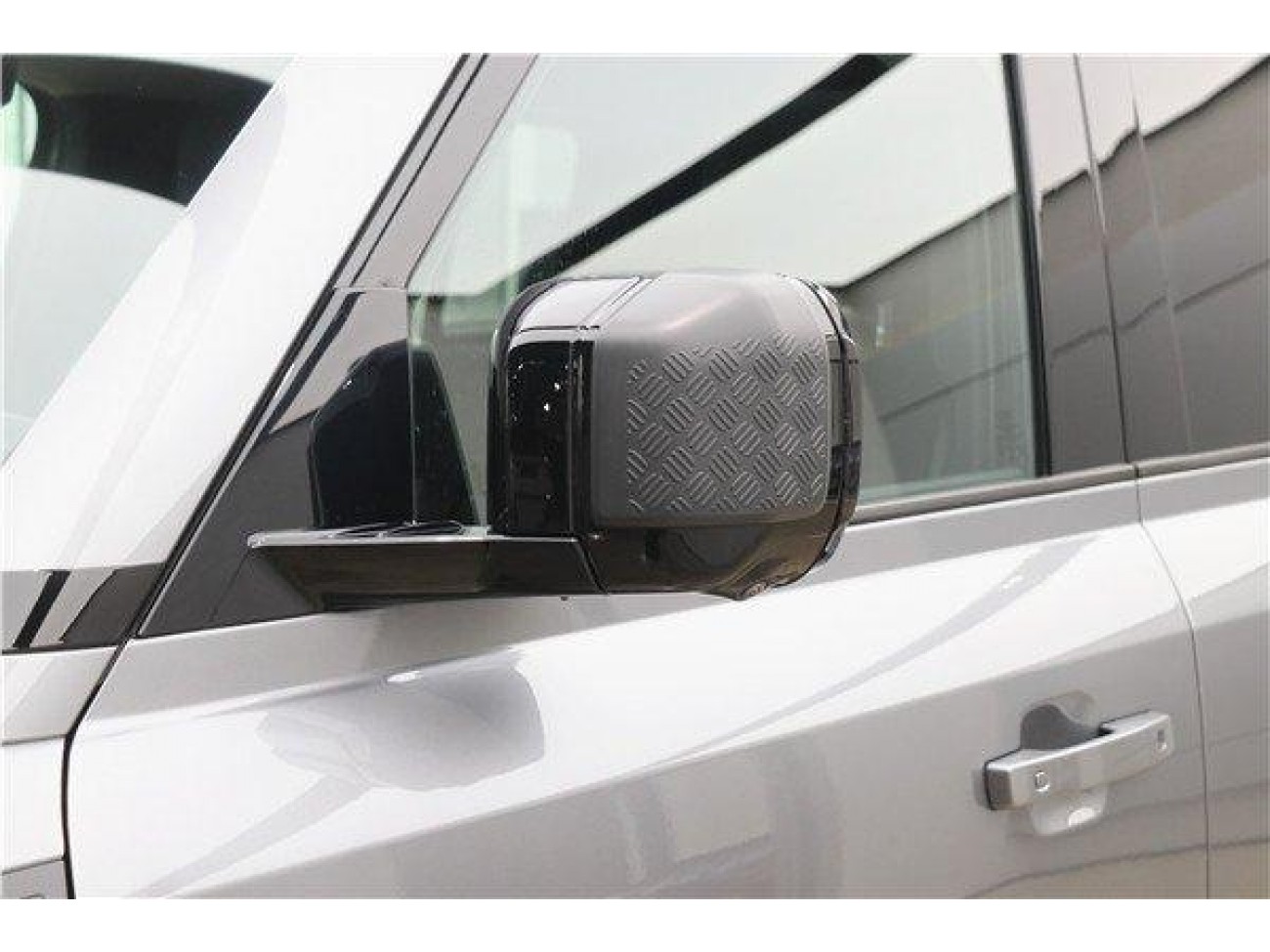 Land Rover Defender 2023