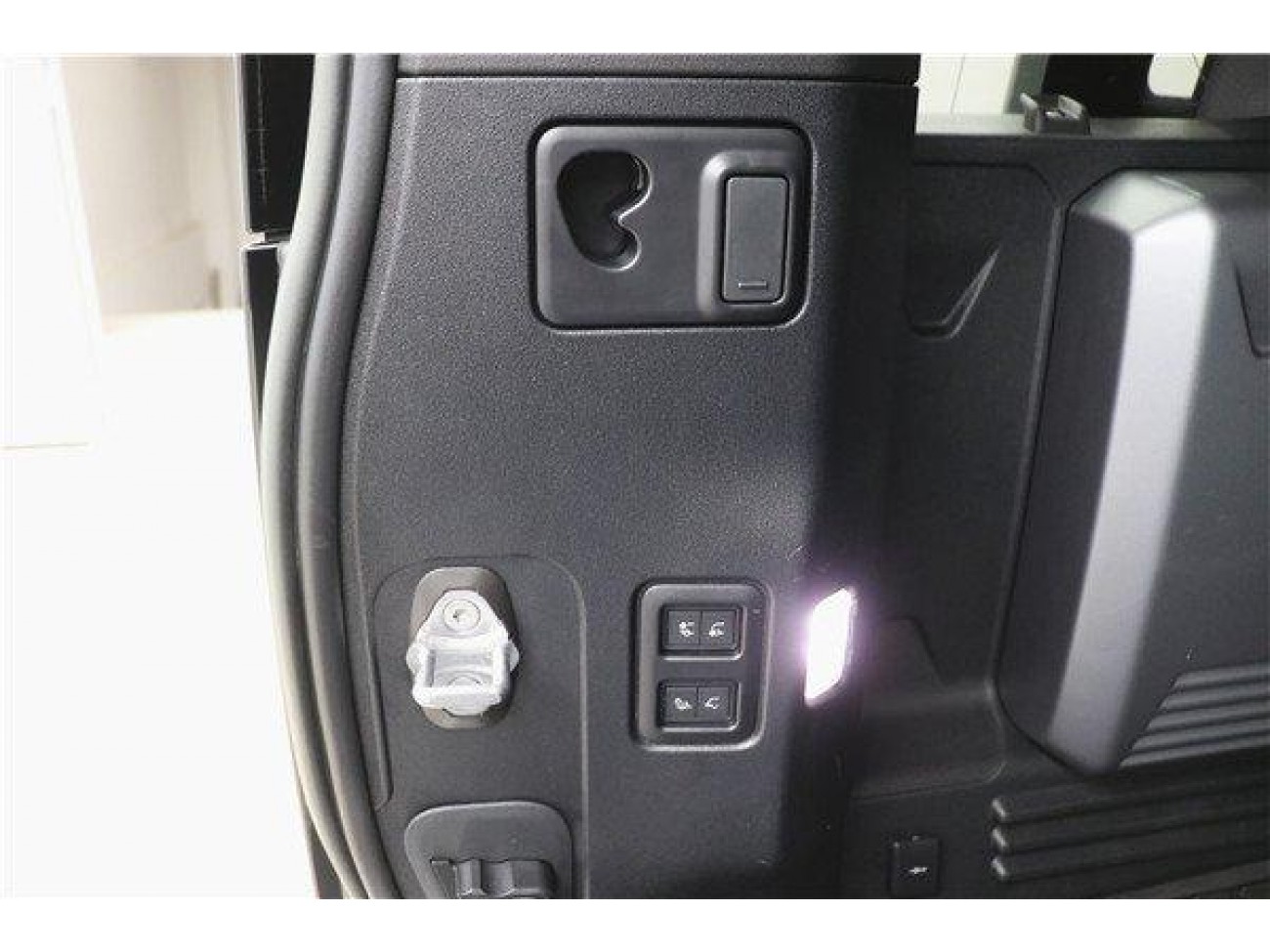 Land Rover Defender 2023