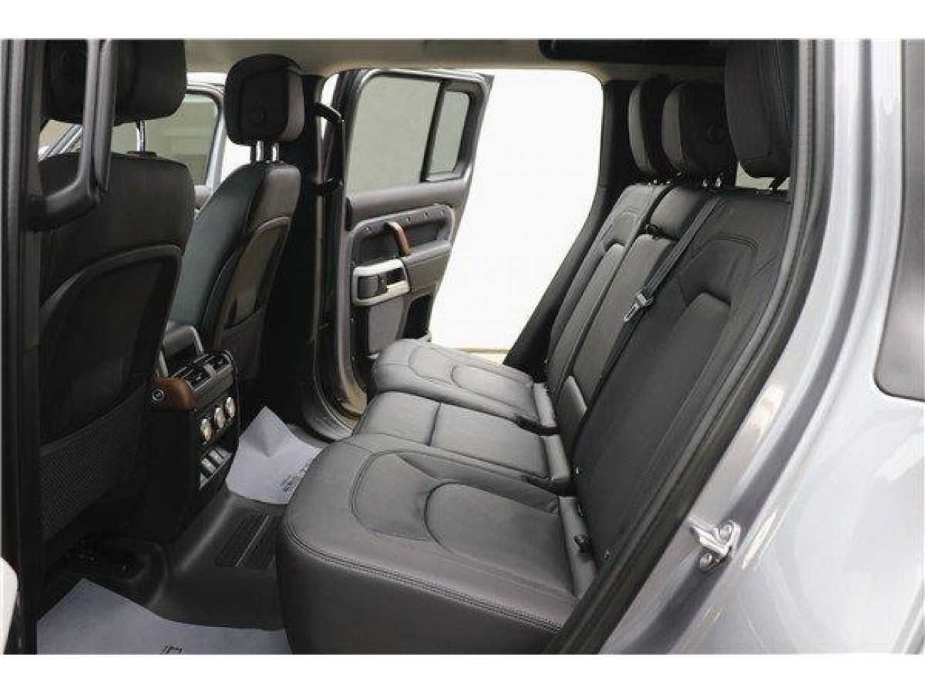 Land Rover Defender 2023