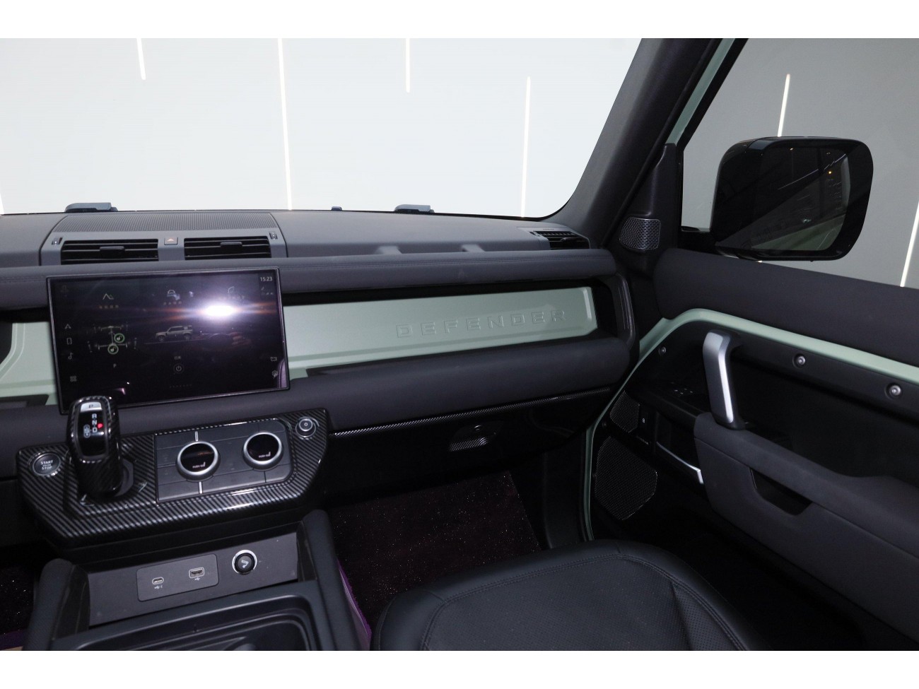 Land Rover Defender 2023