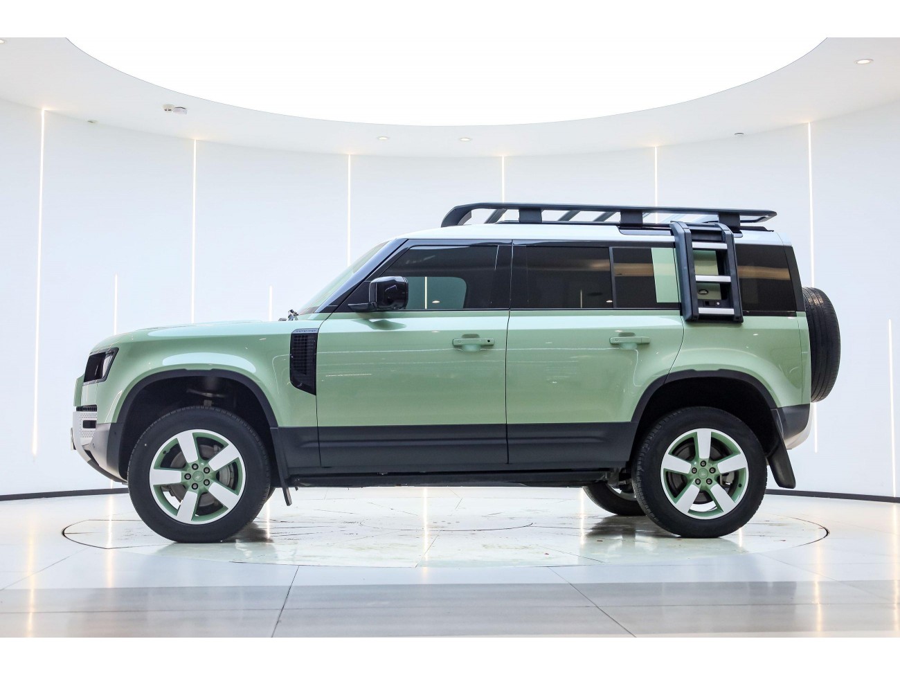 Land Rover Defender 2023