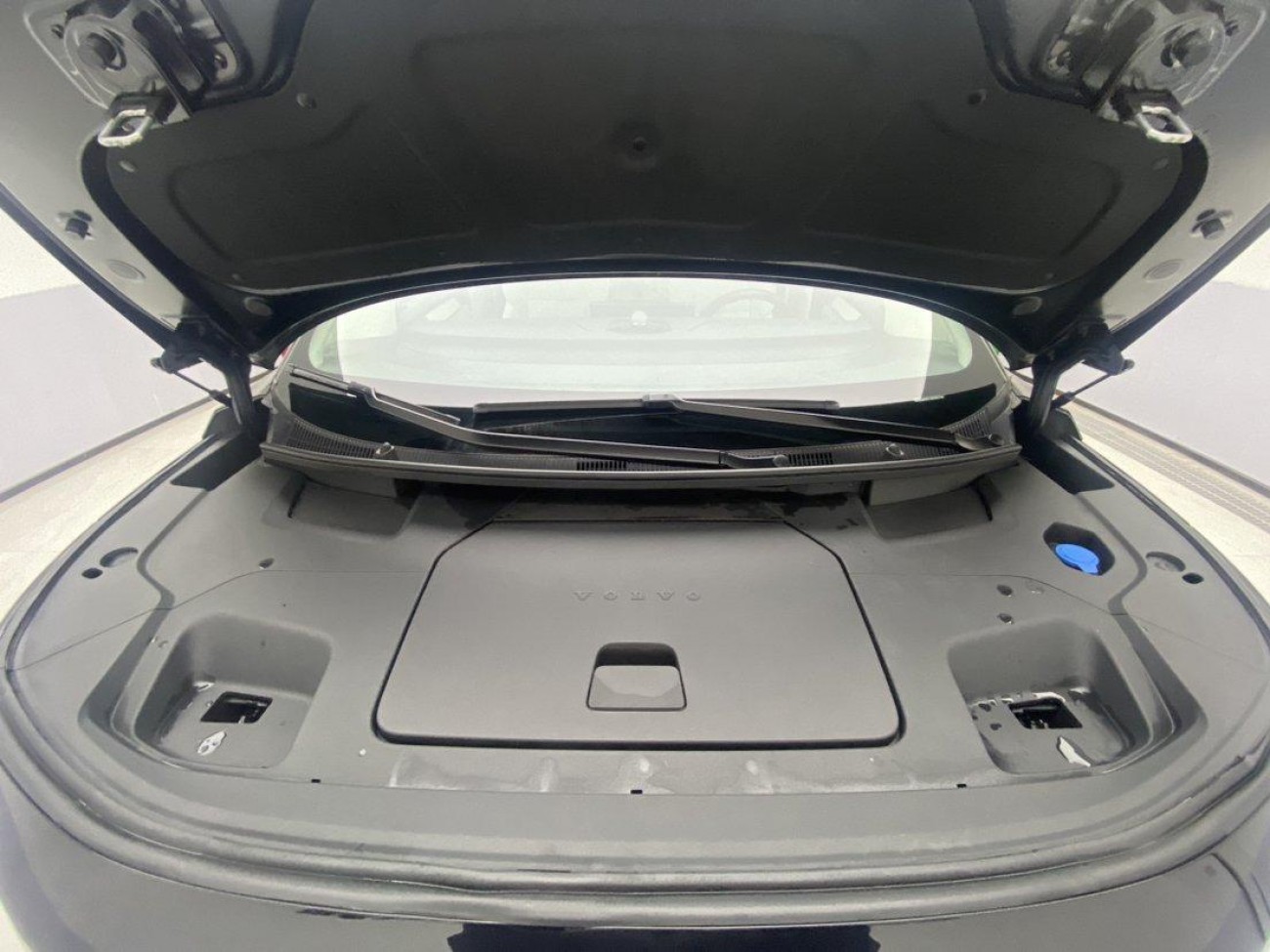 Volvo EM90 2026