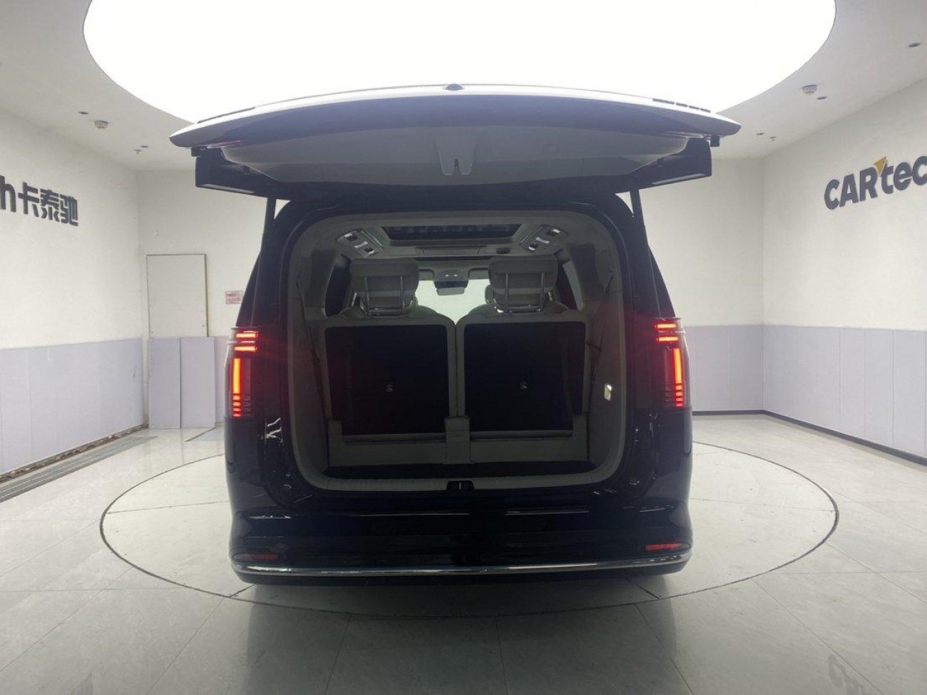Volvo EM90 2026