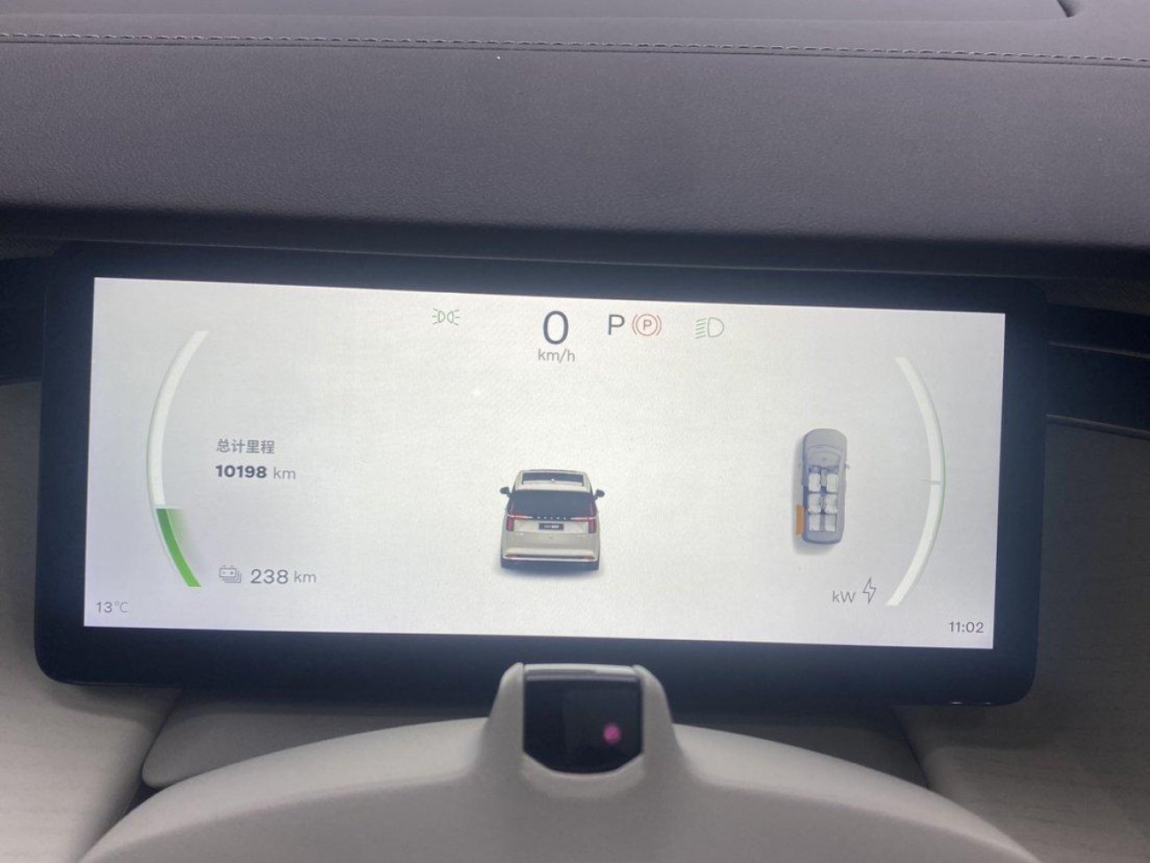 Volvo EM90 2026