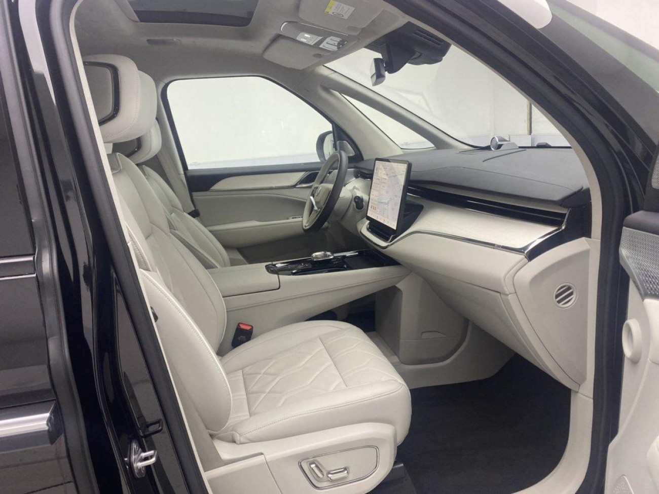 Volvo EM90 2026