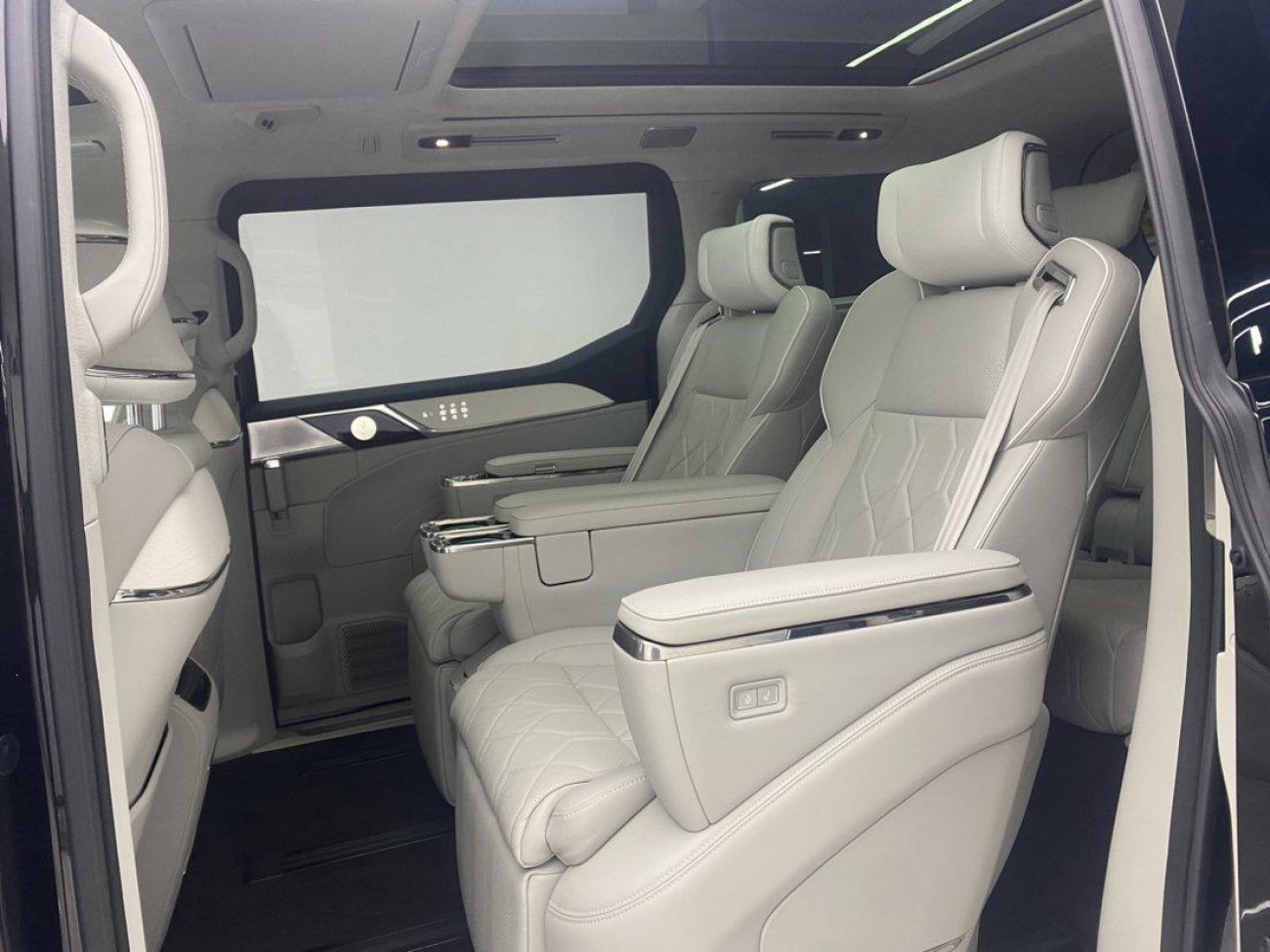 Volvo EM90 2026