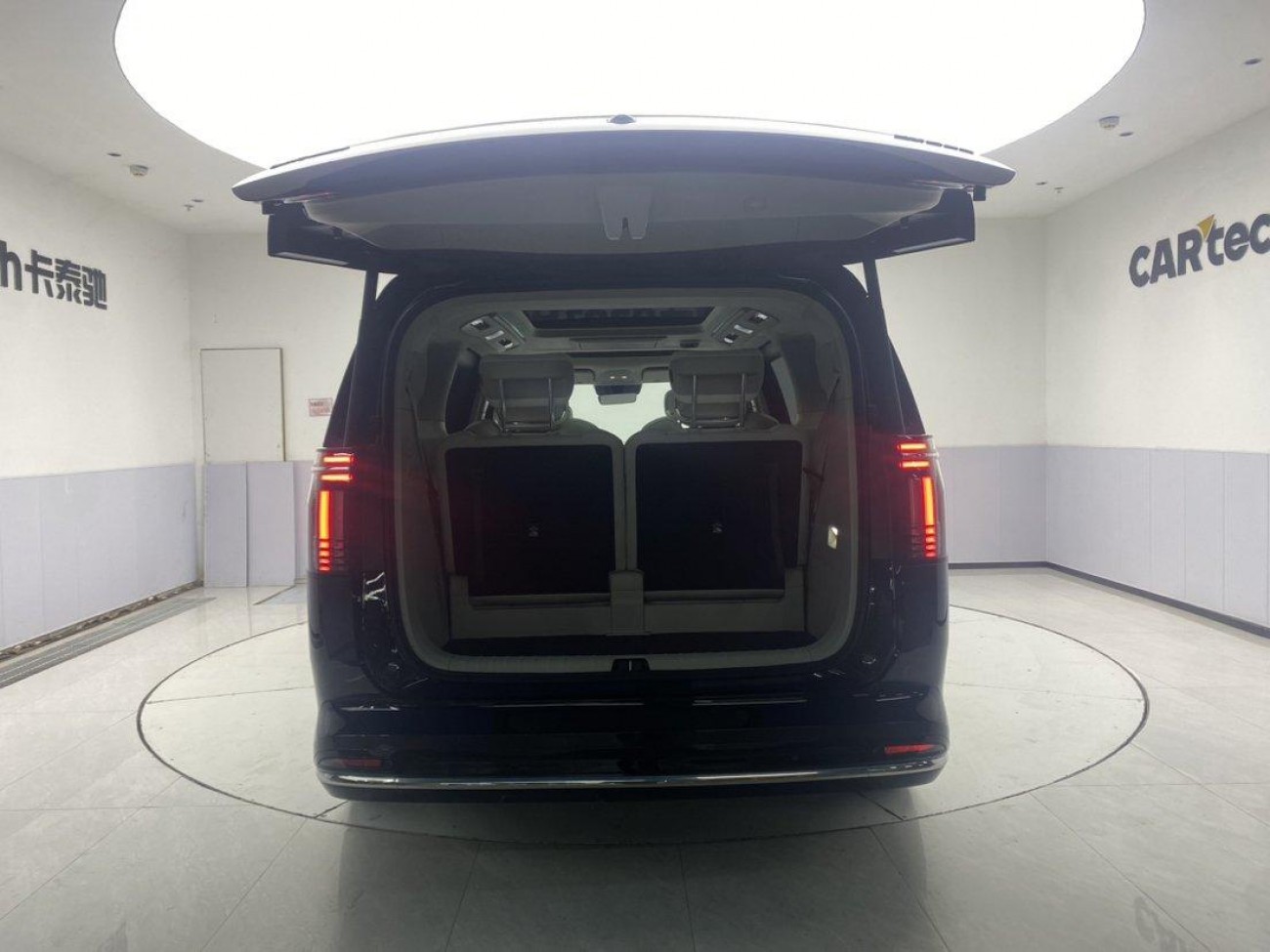 Volvo EM90 2026