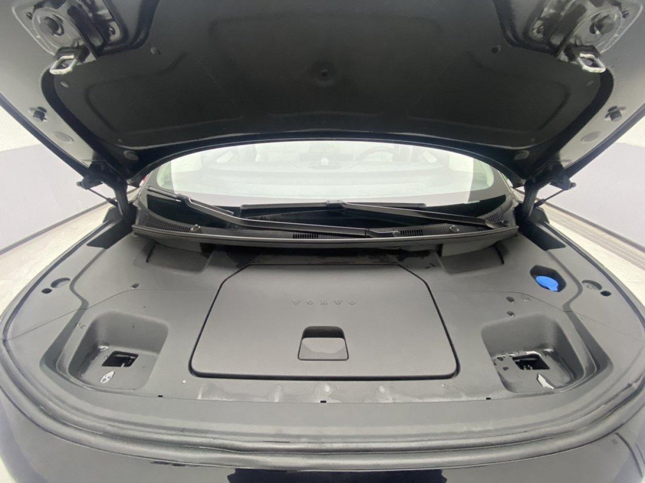Volvo EM90 2026