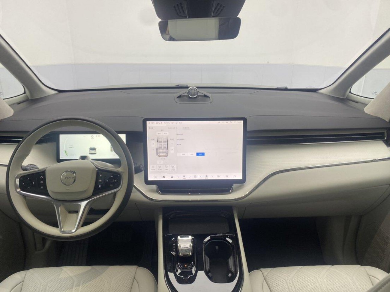 Volvo EM90 2026