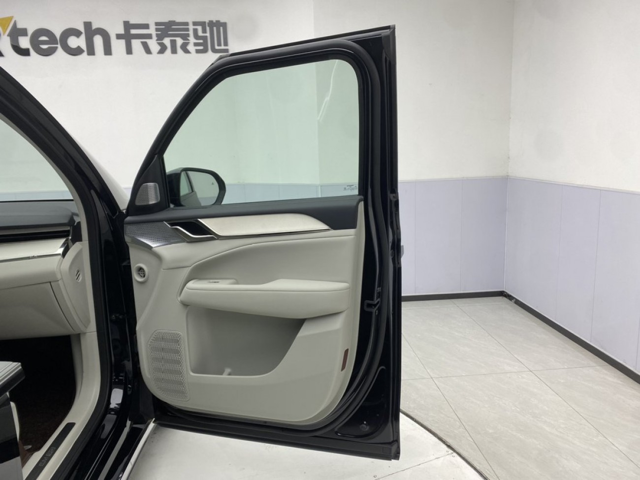 Volvo EM90 2026