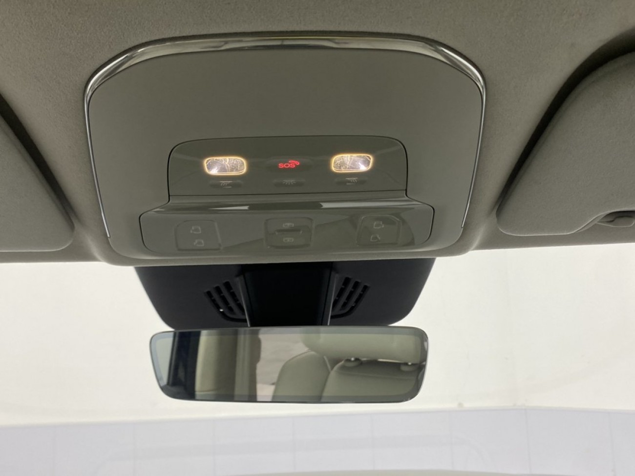 Volvo EM90 2026