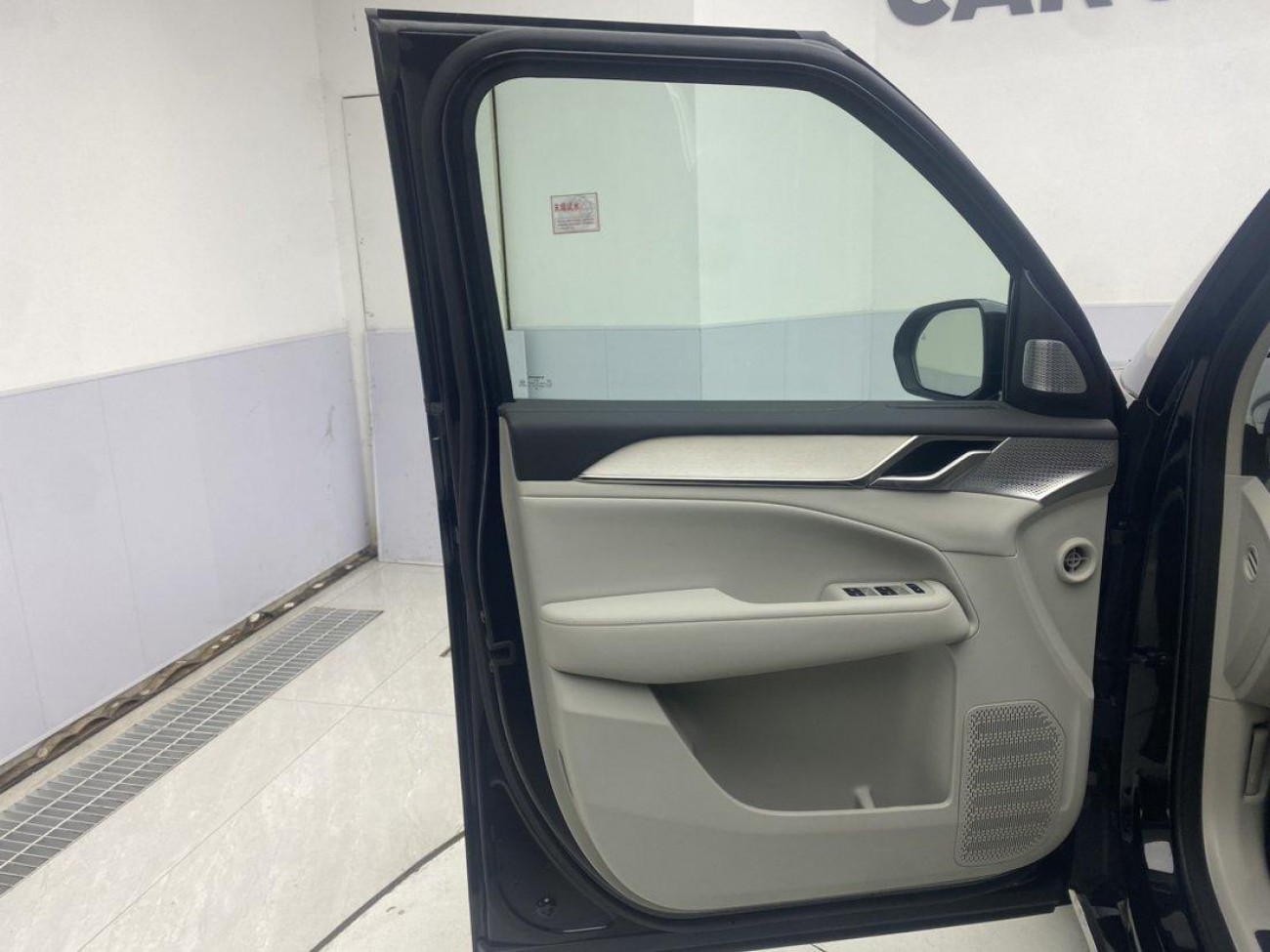 Volvo EM90 2026