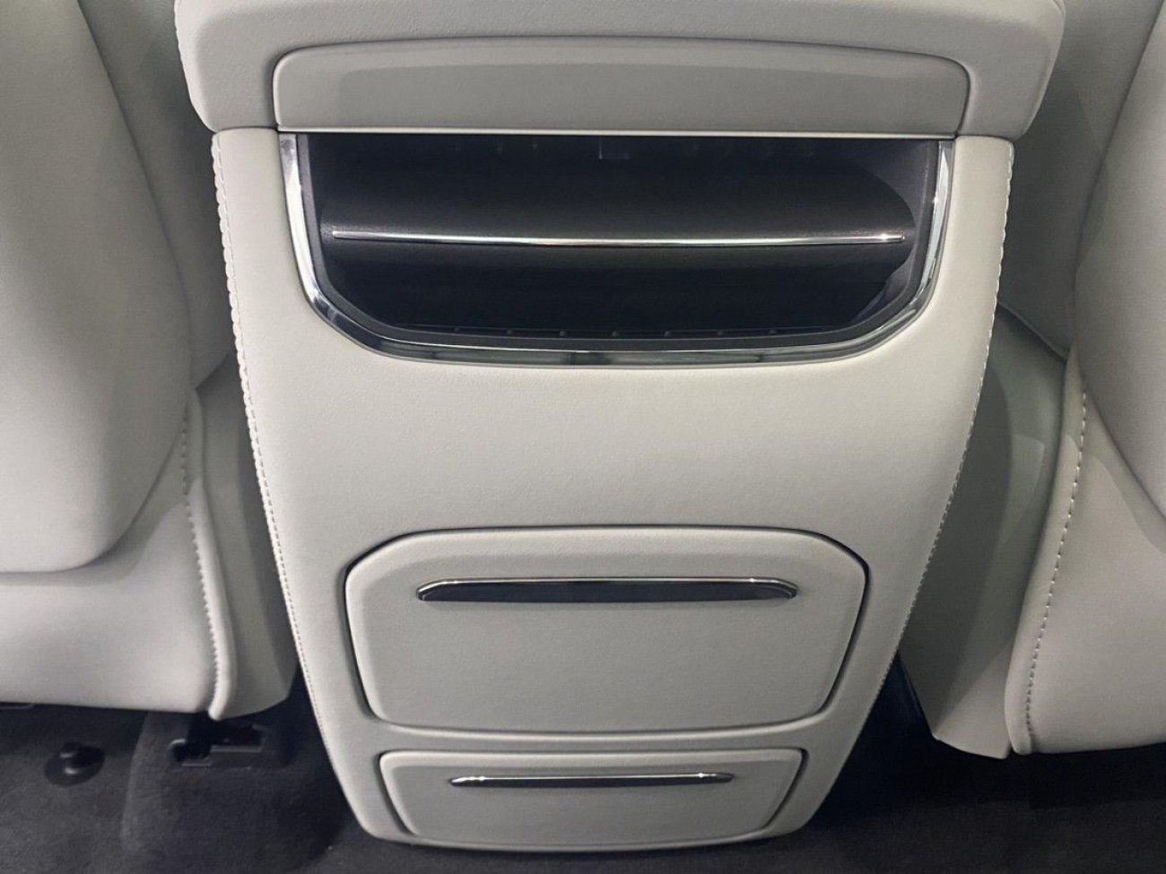 Volvo EM90 2026