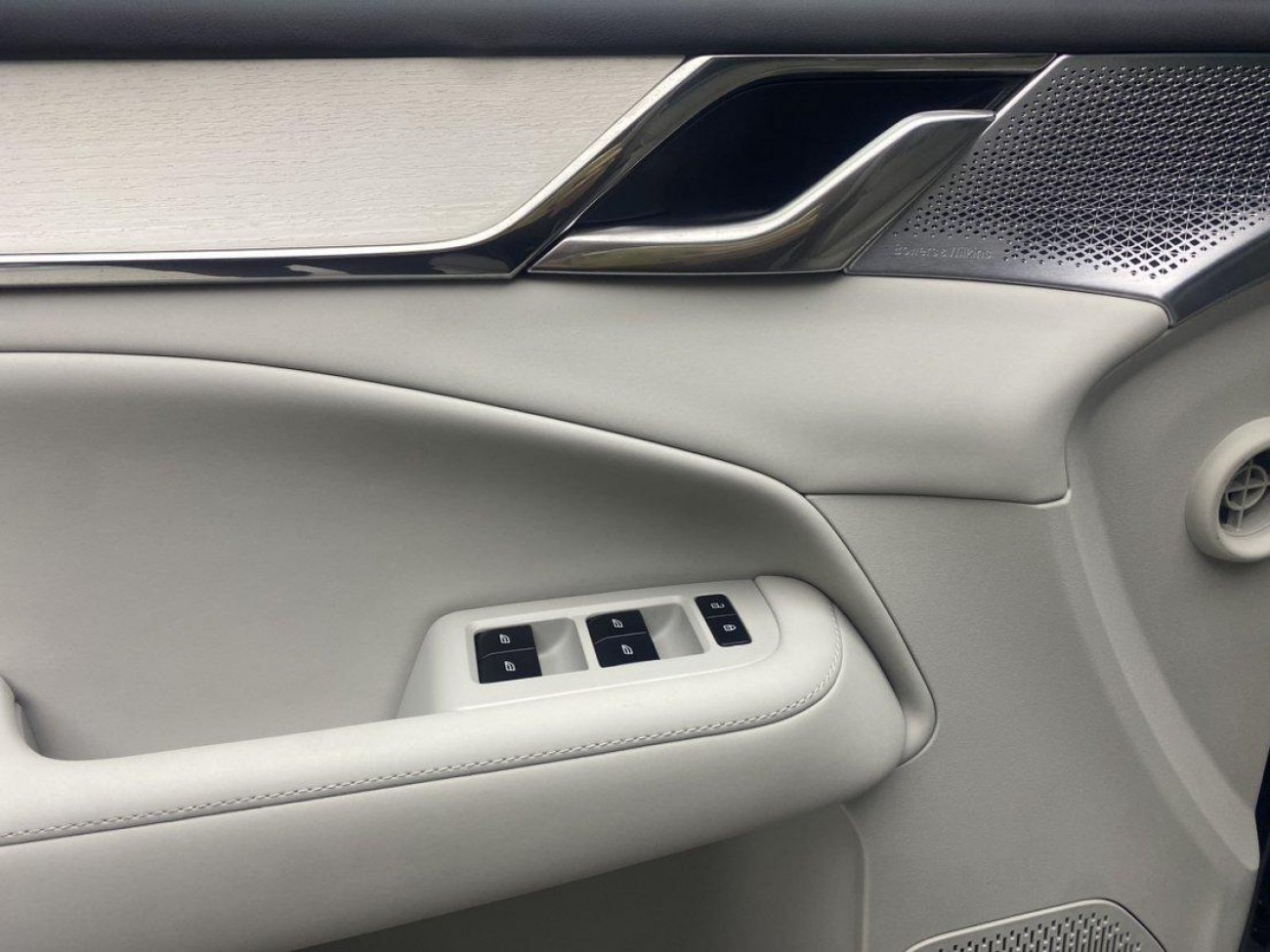 Volvo EM90 2026