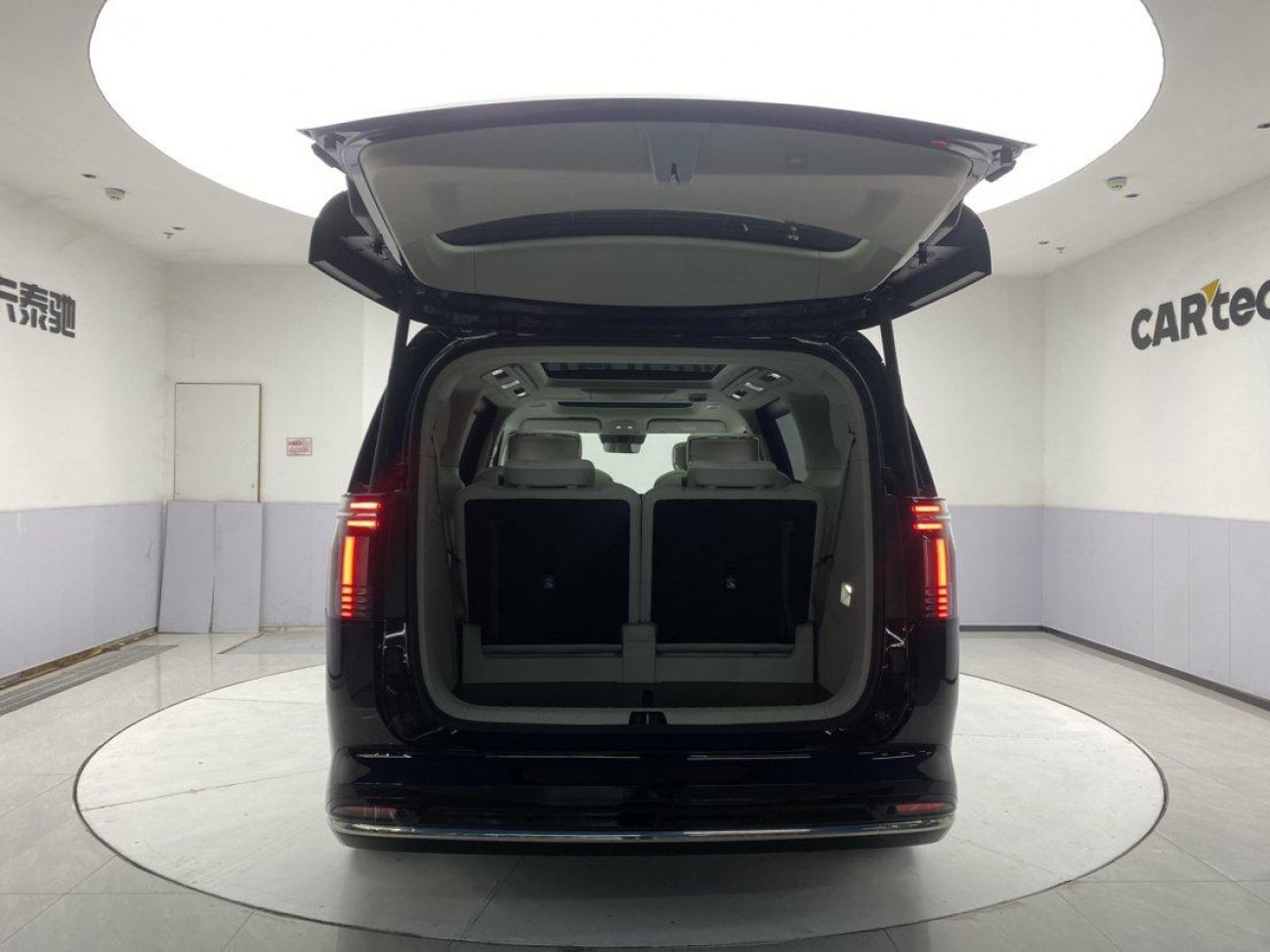 Volvo EM90 2026