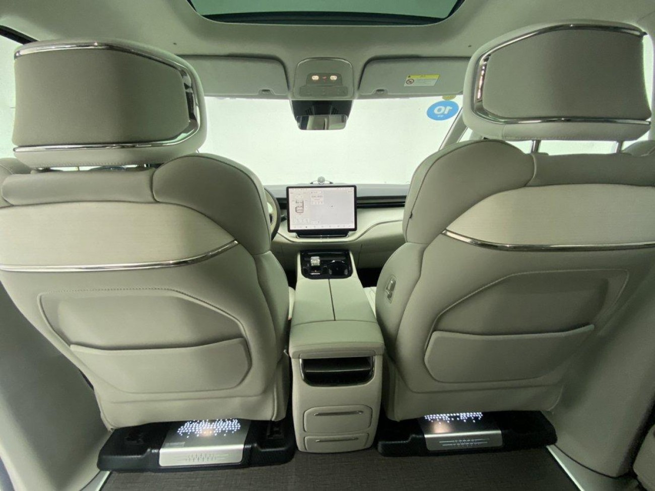 Volvo EM90 2026