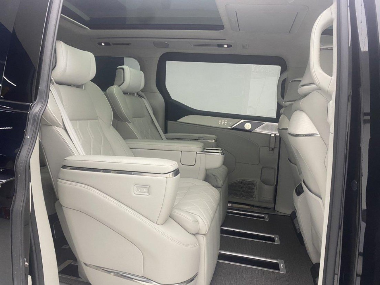 Volvo EM90 2026