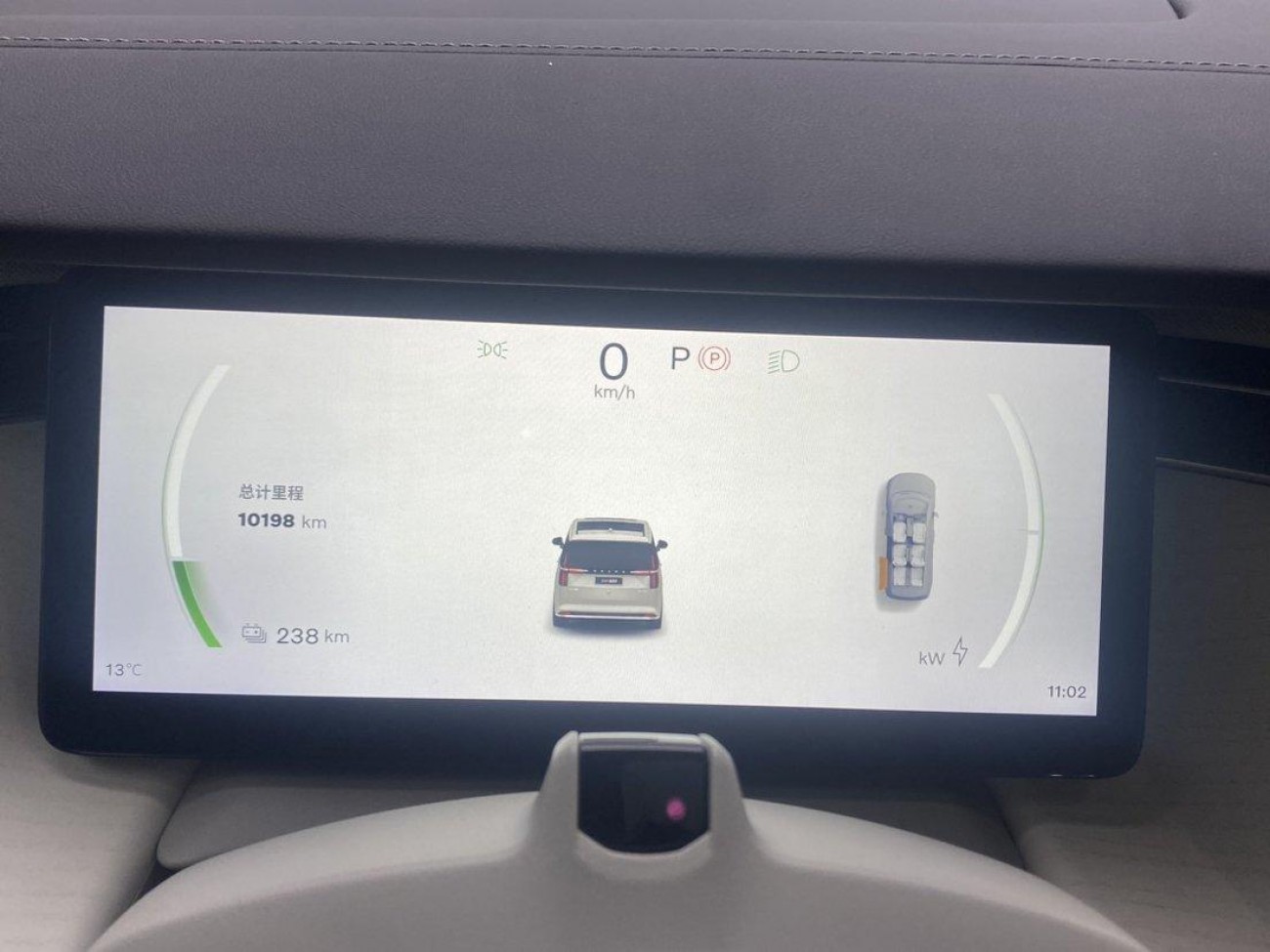 Volvo EM90 2026