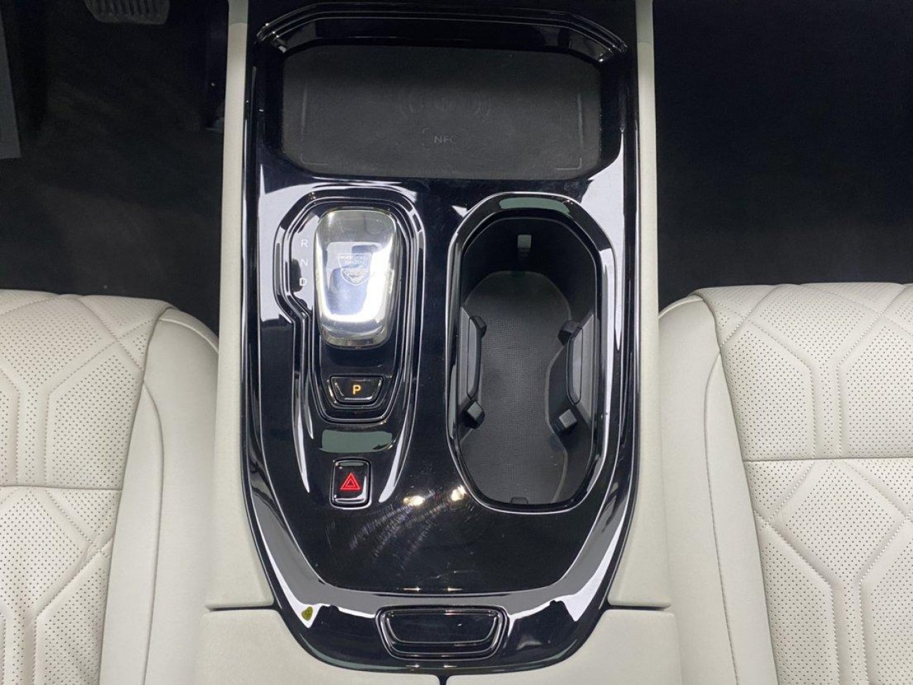 Volvo EM90 2026