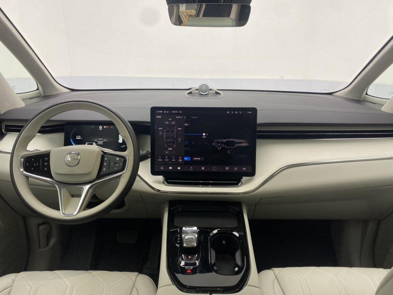 Volvo EM90 2026