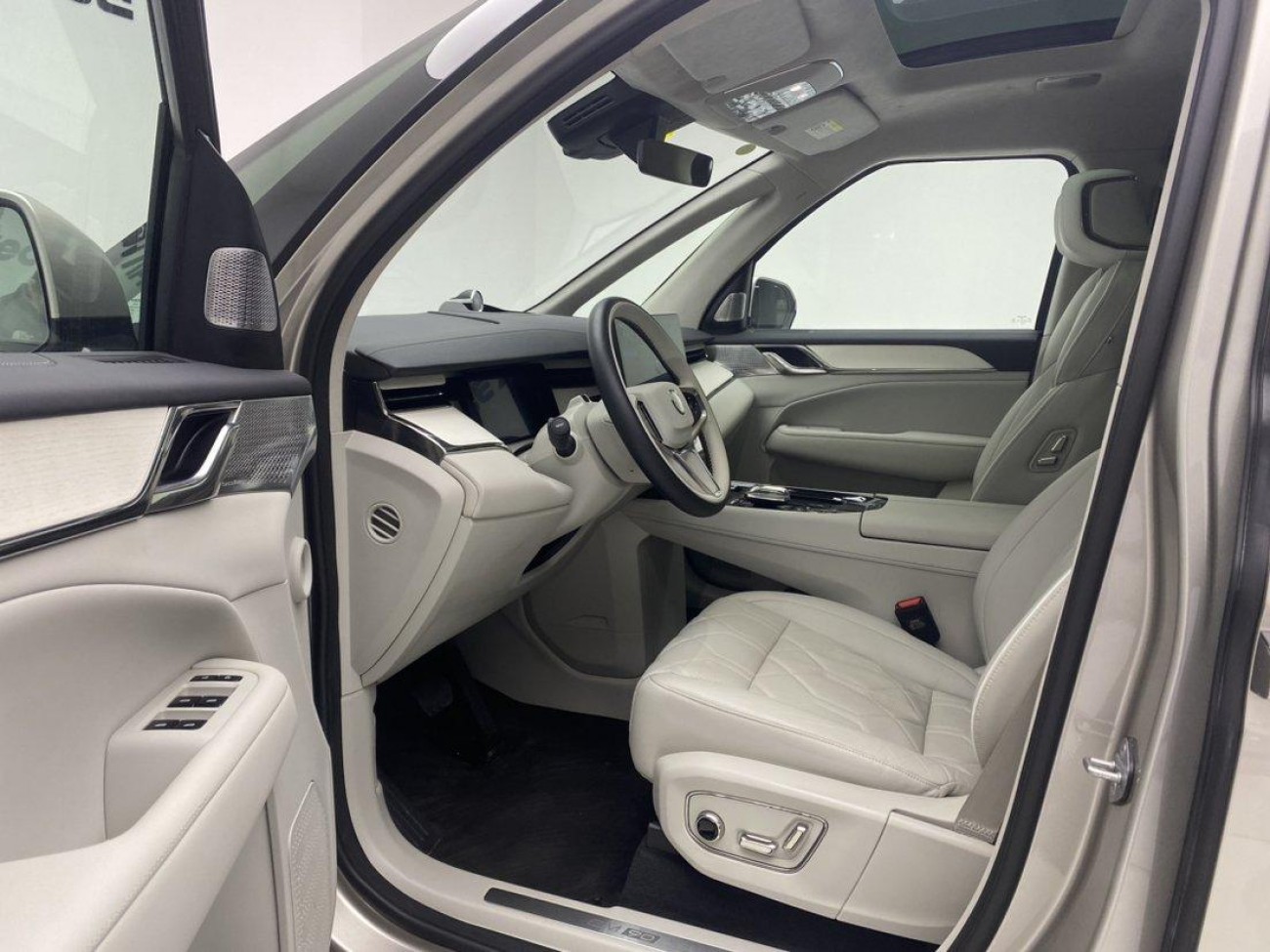 Volvo EM90 2026