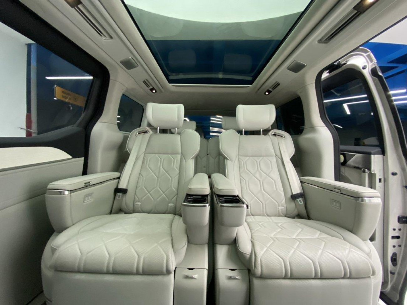 Volvo EM90 2026