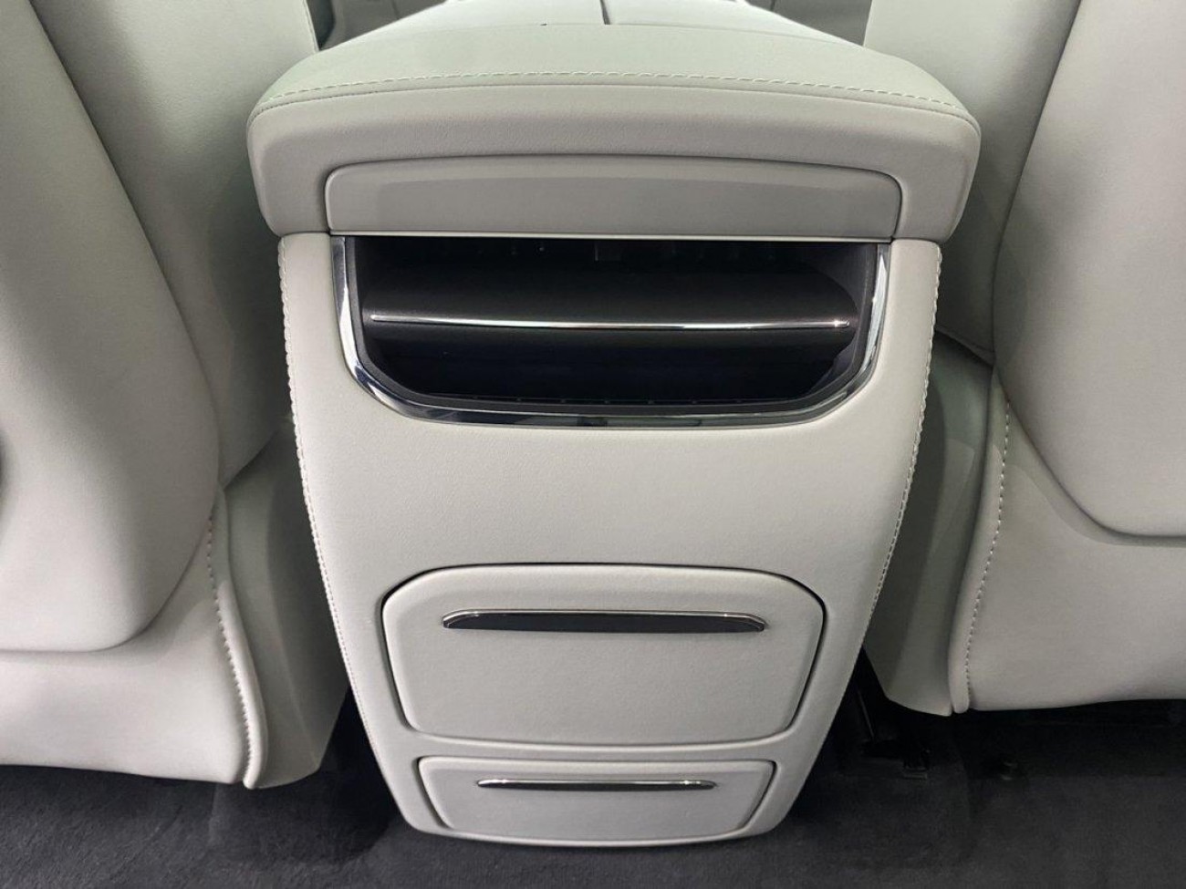 Volvo EM90 2026