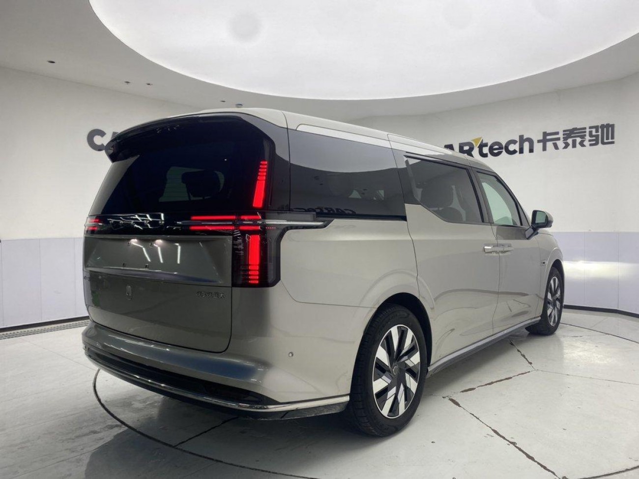Volvo EM90 2026