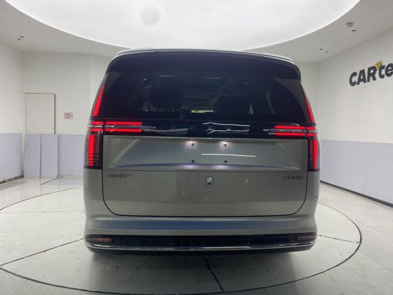Volvo EM90 2026