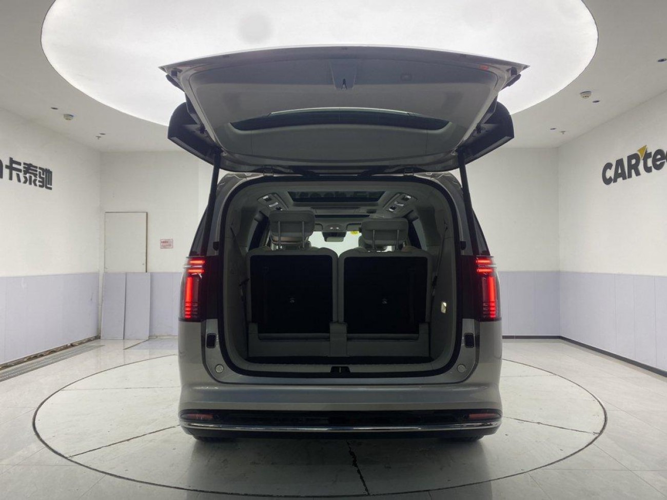 Volvo EM90 2026