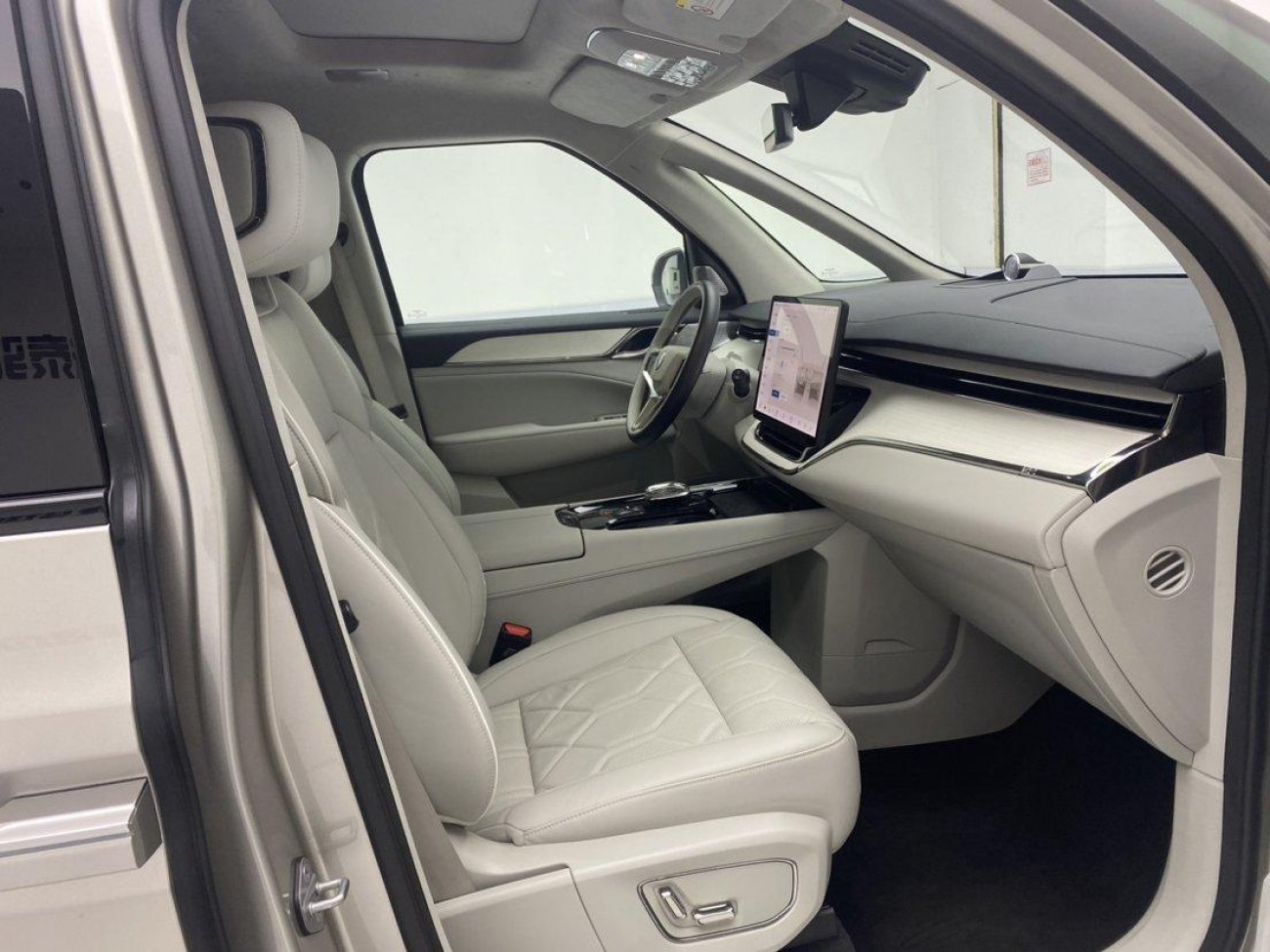 Volvo EM90 2026