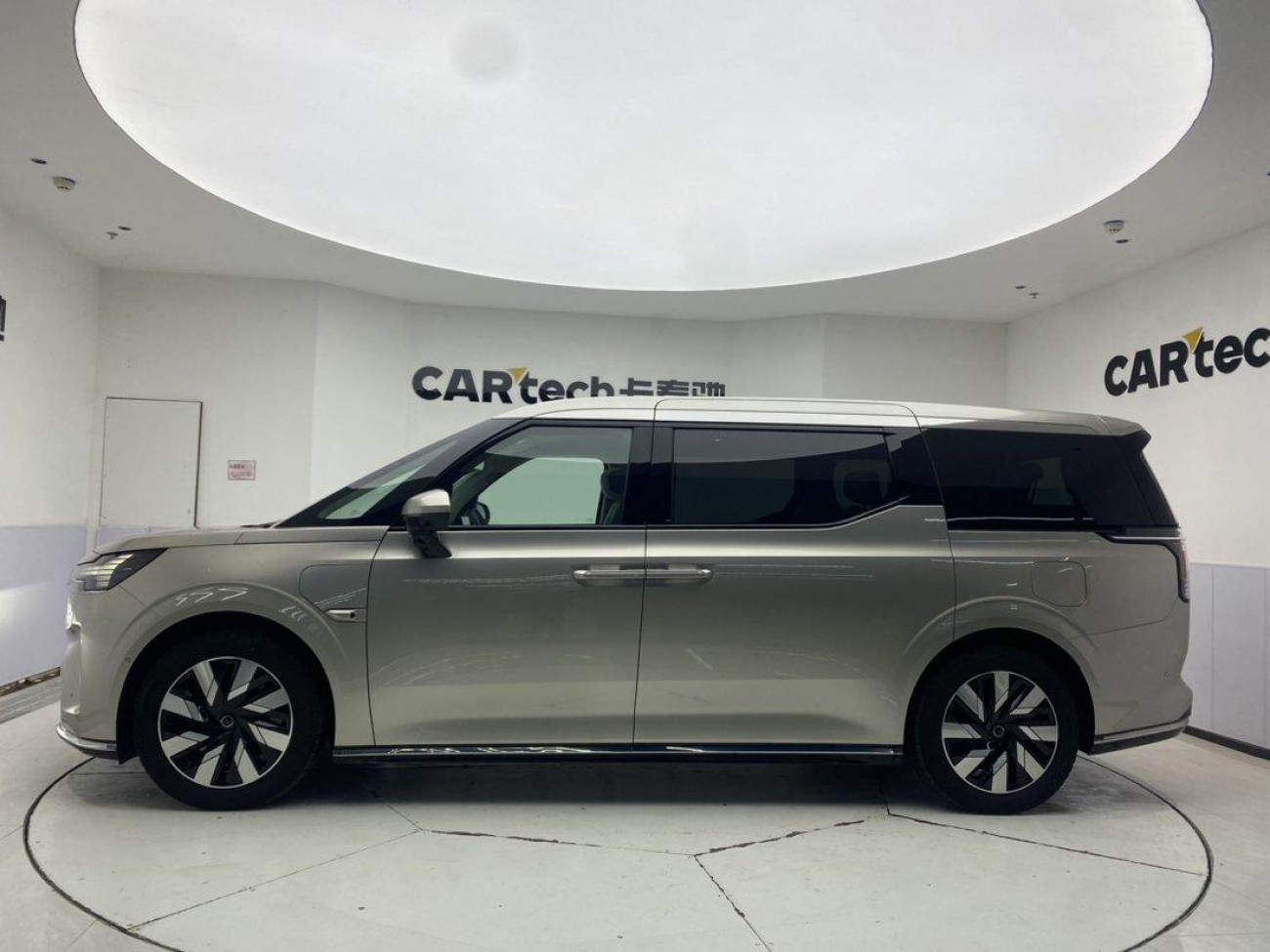 Volvo EM90 2026