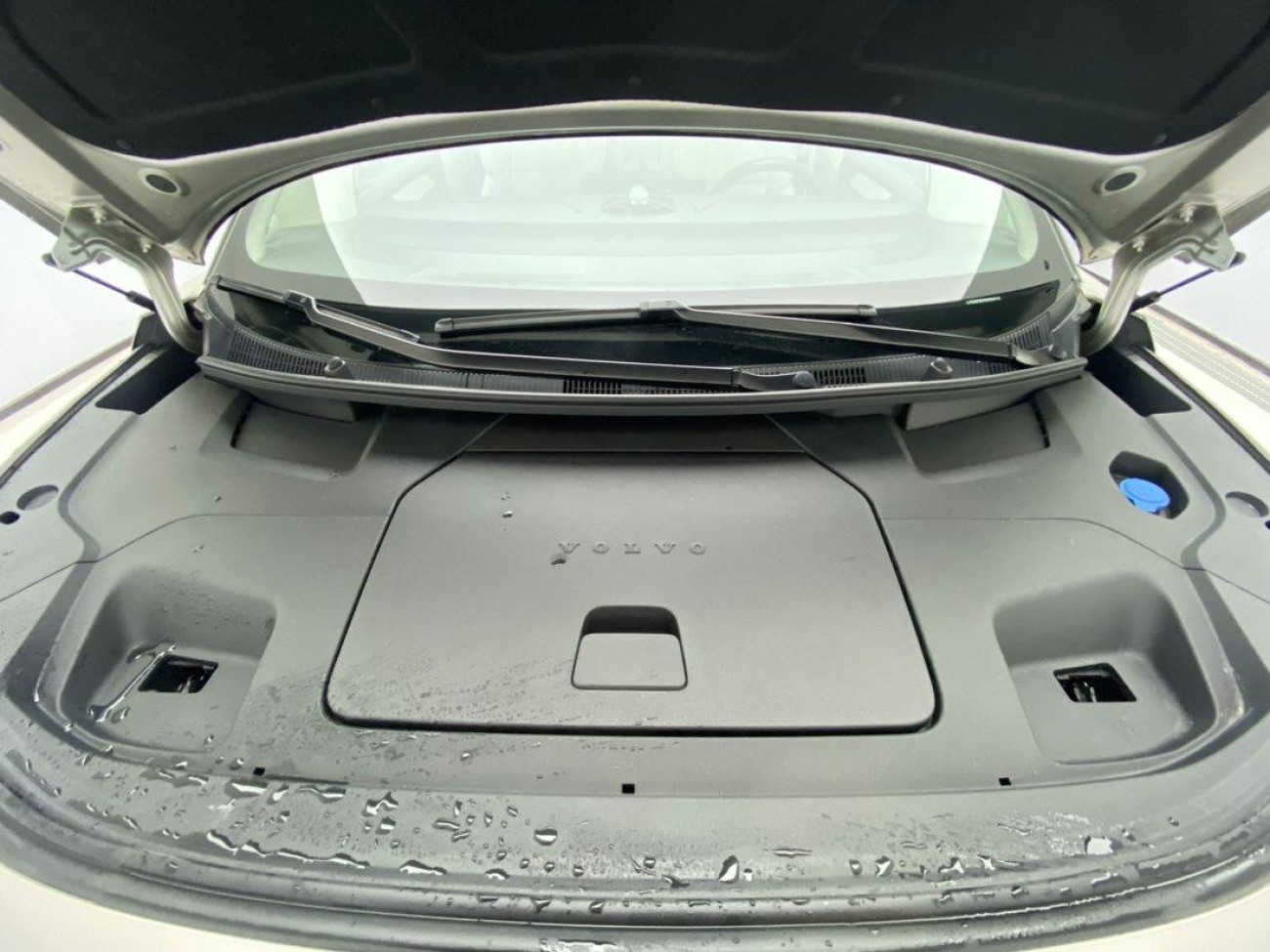 Volvo EM90 2026