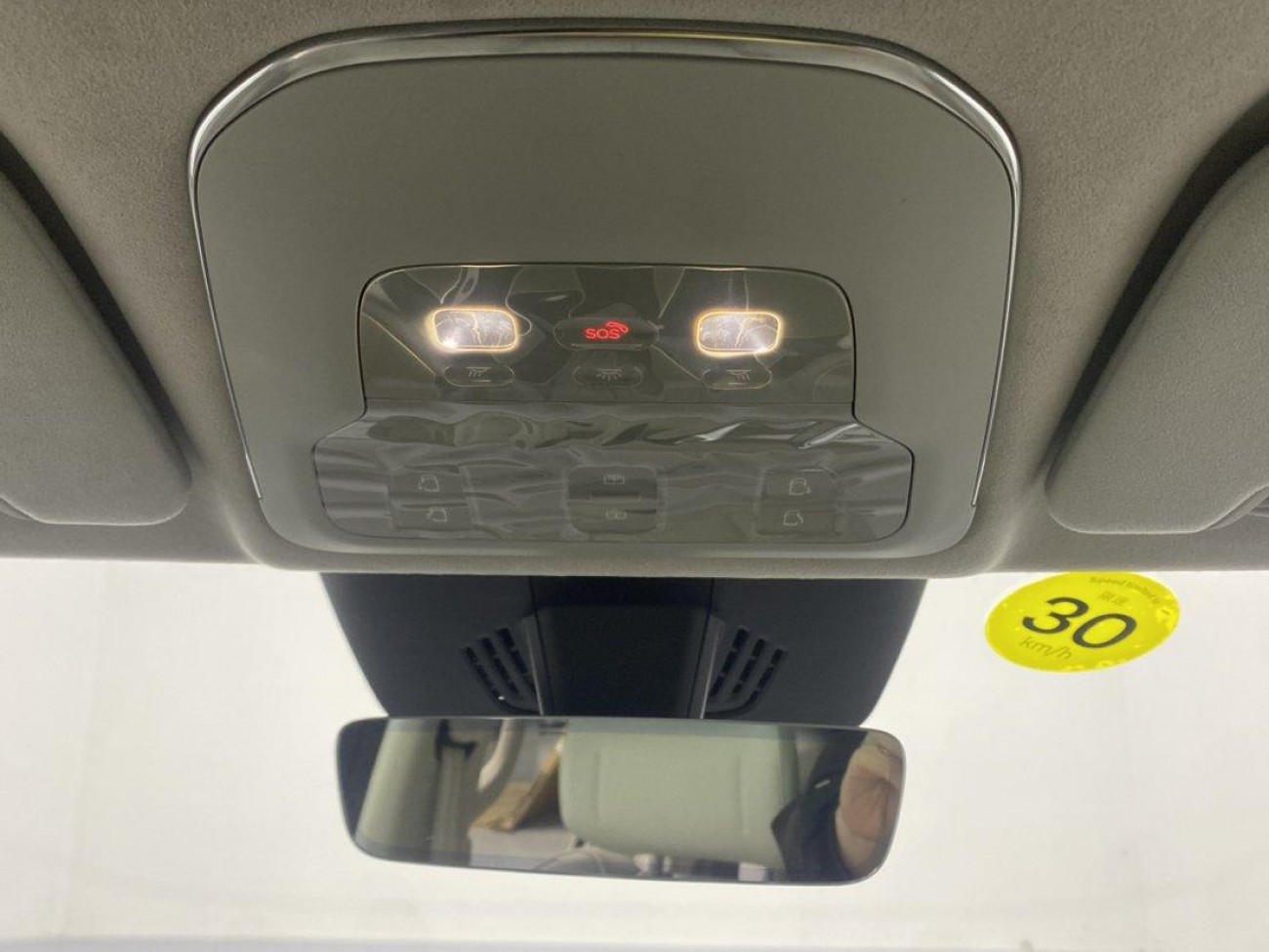 Volvo EM90 2026