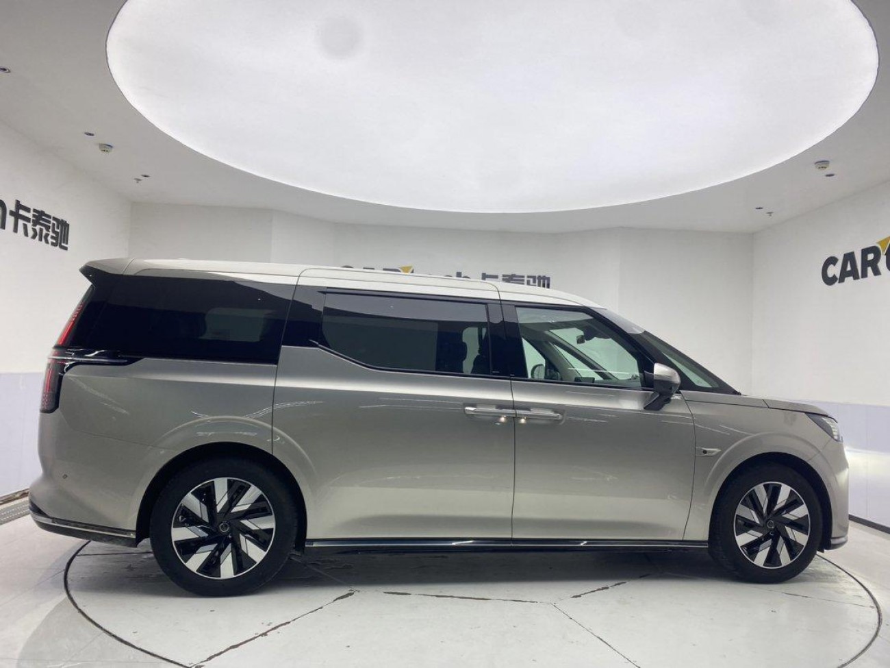 Volvo EM90 2026