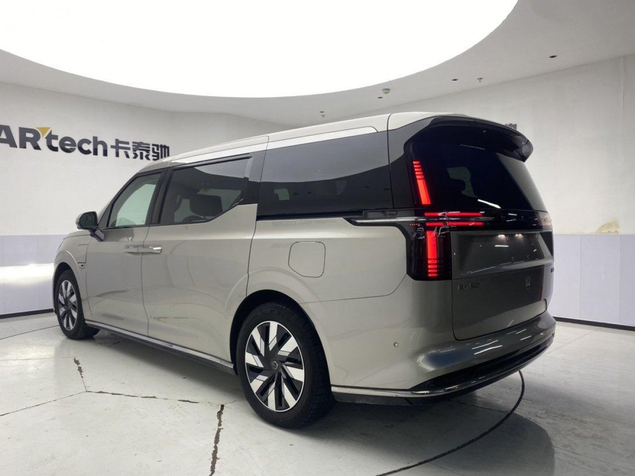 Volvo EM90 2026