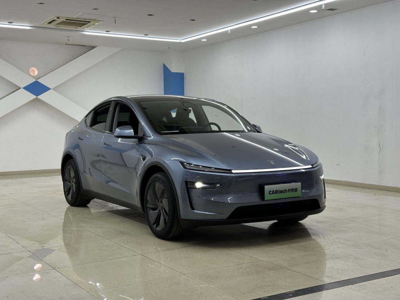 Tesla Model Y 2025