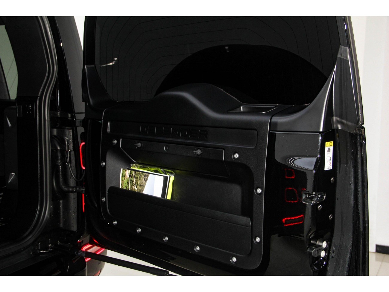 Land Rover Defender 2025