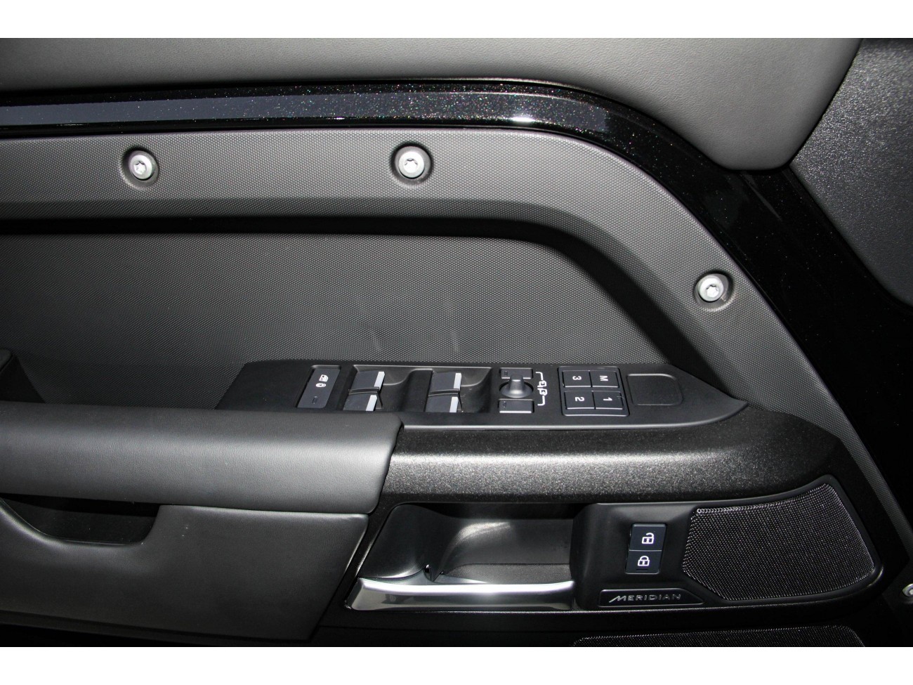 Land Rover Defender 2025